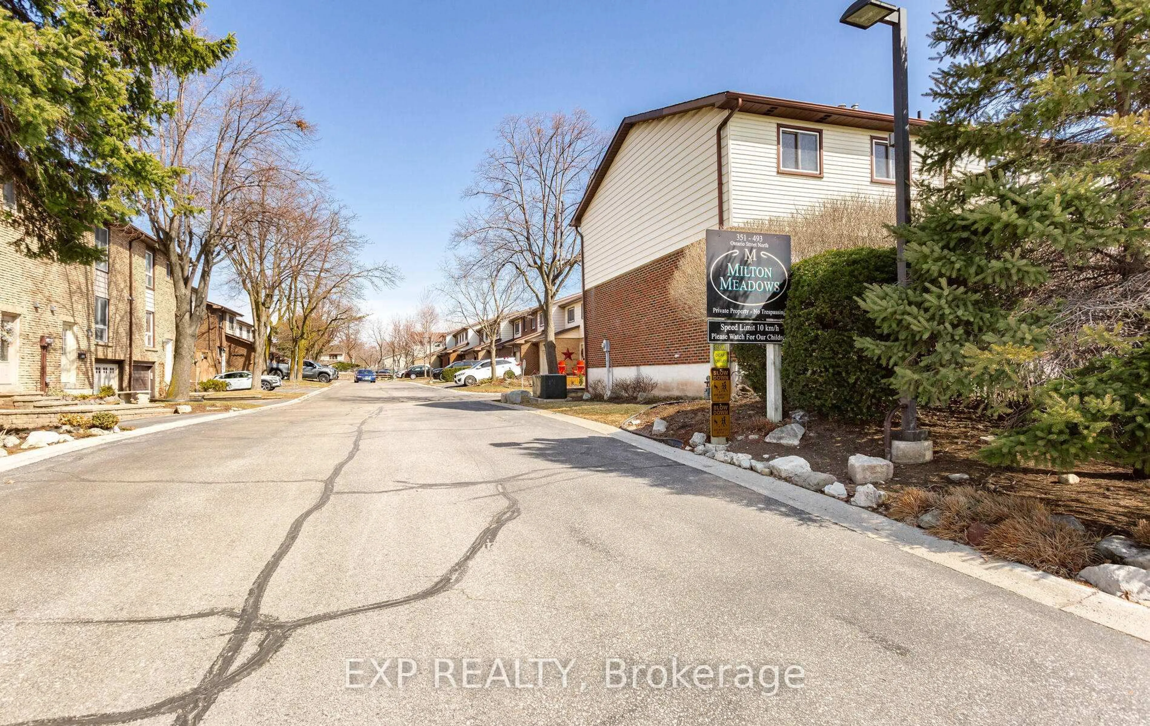 A pic from outside/outdoor area/front of a property/back of a property/a pic from drone, street for 491 ONTARIO St, Milton Ontario L9T 3J4