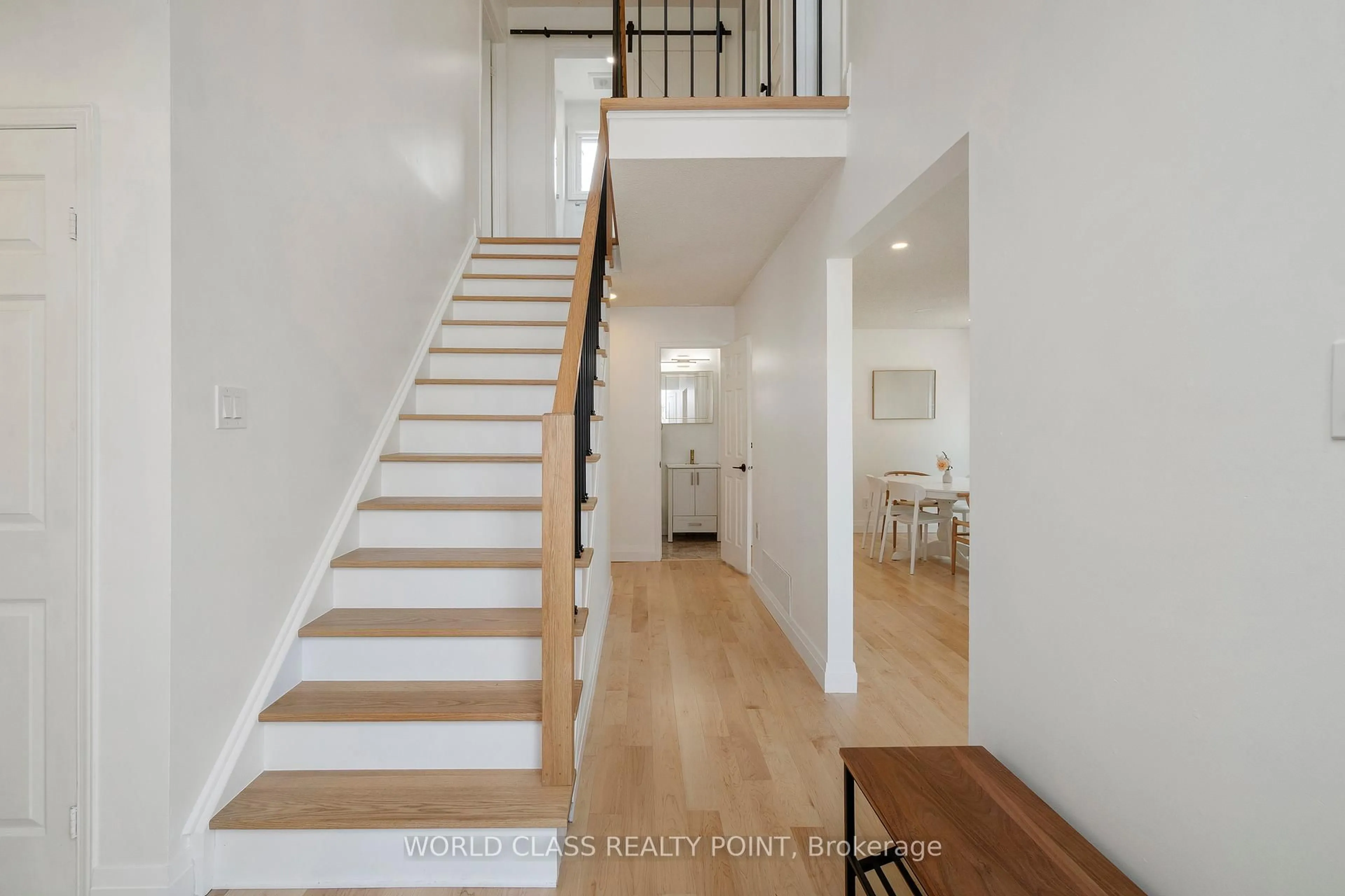 Indoor entryway for 6548 Eastridge Rd, Mississauga Ontario L5N 4L2