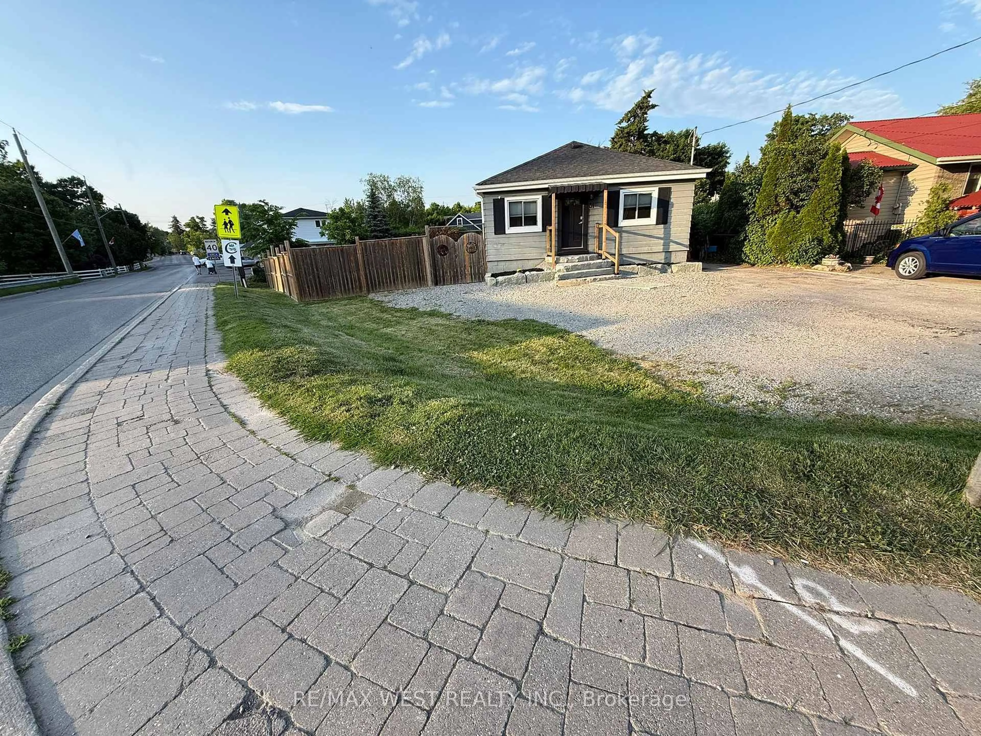 A pic from outside/outdoor area/front of a property/back of a property/a pic from drone, street for 31 Beaver St, Halton Hills Ontario L7G 3P6