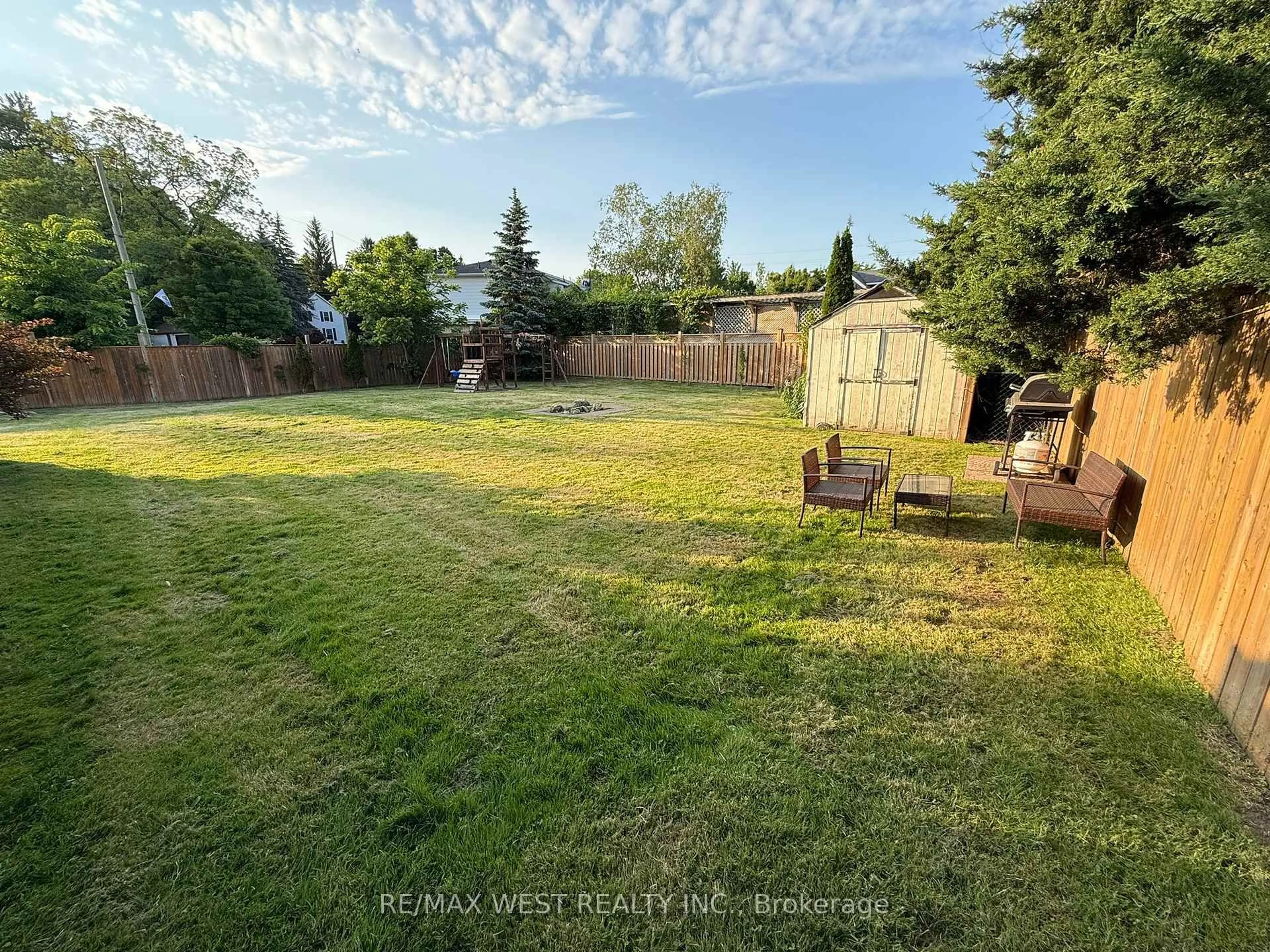 A pic from outside/outdoor area/front of a property/back of a property/a pic from drone, unknown for 31 Beaver St, Halton Hills Ontario L7G 3P6