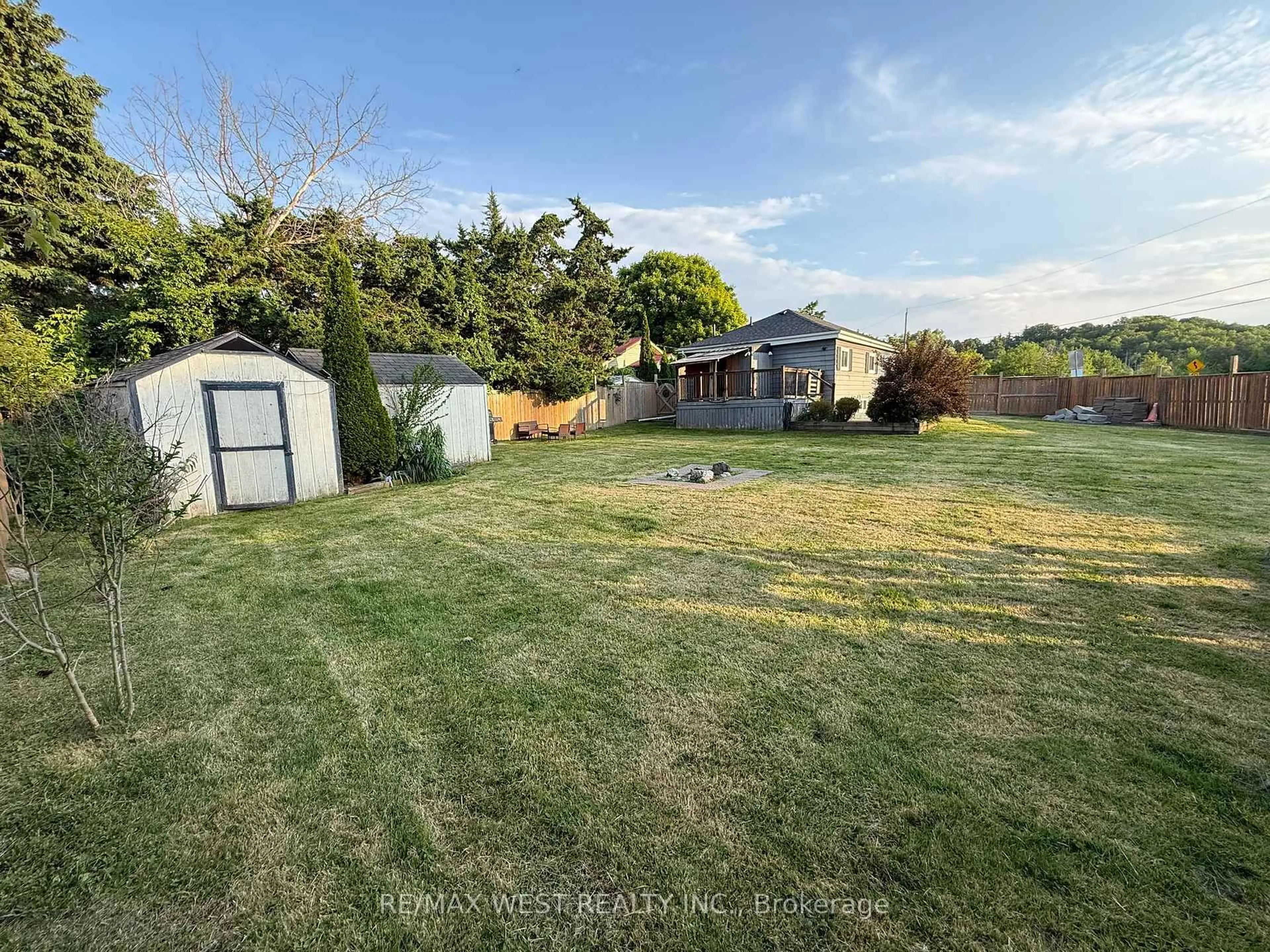 A pic from outside/outdoor area/front of a property/back of a property/a pic from drone, water/lake/river/ocean view for 31 Beaver St, Halton Hills Ontario L7G 3P6