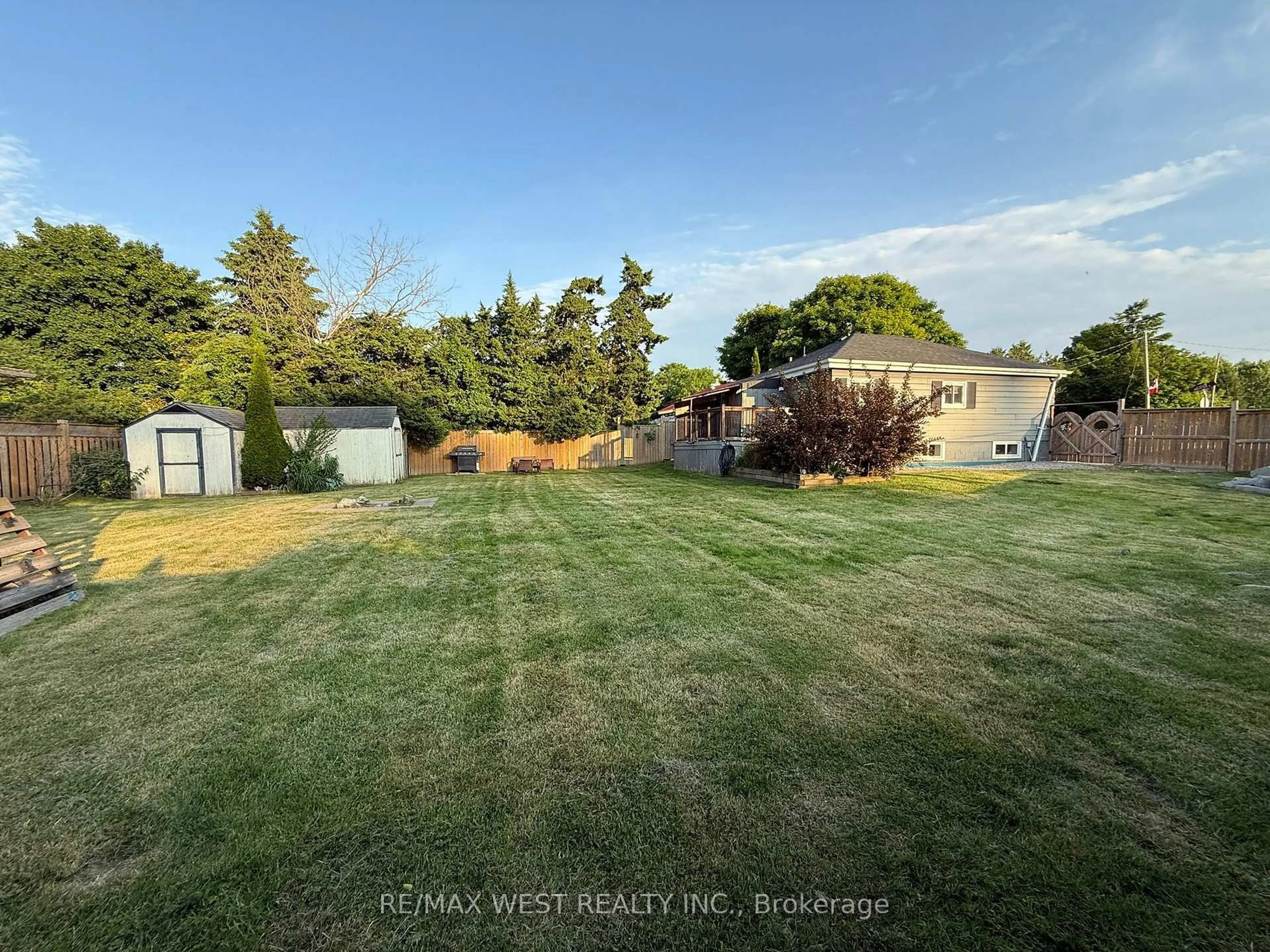 A pic from outside/outdoor area/front of a property/back of a property/a pic from drone, water/lake/river/ocean view for 31 Beaver St, Halton Hills Ontario L7G 3P6