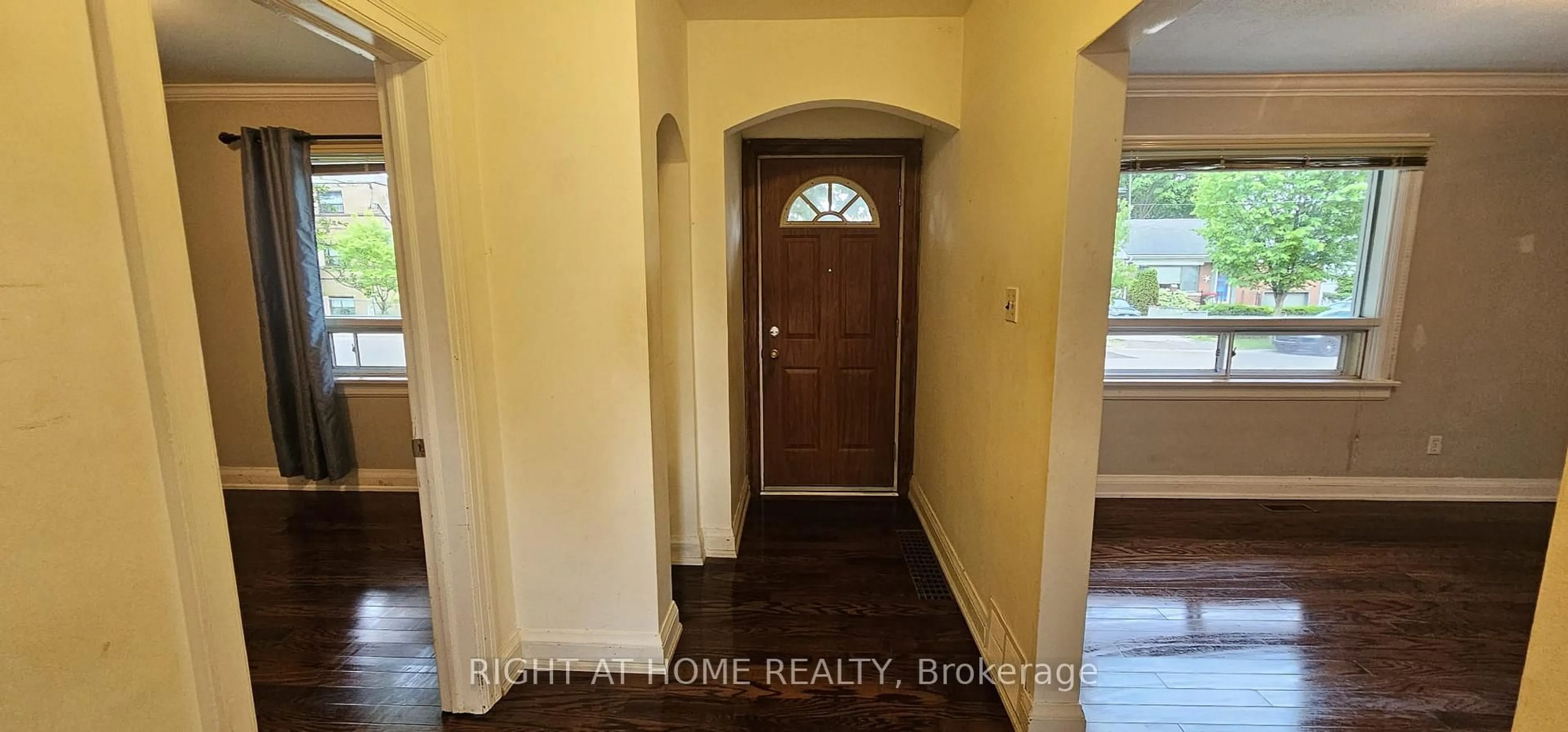 Indoor entryway for 22 Birchlea Ave, Toronto Ontario M8W 1E9