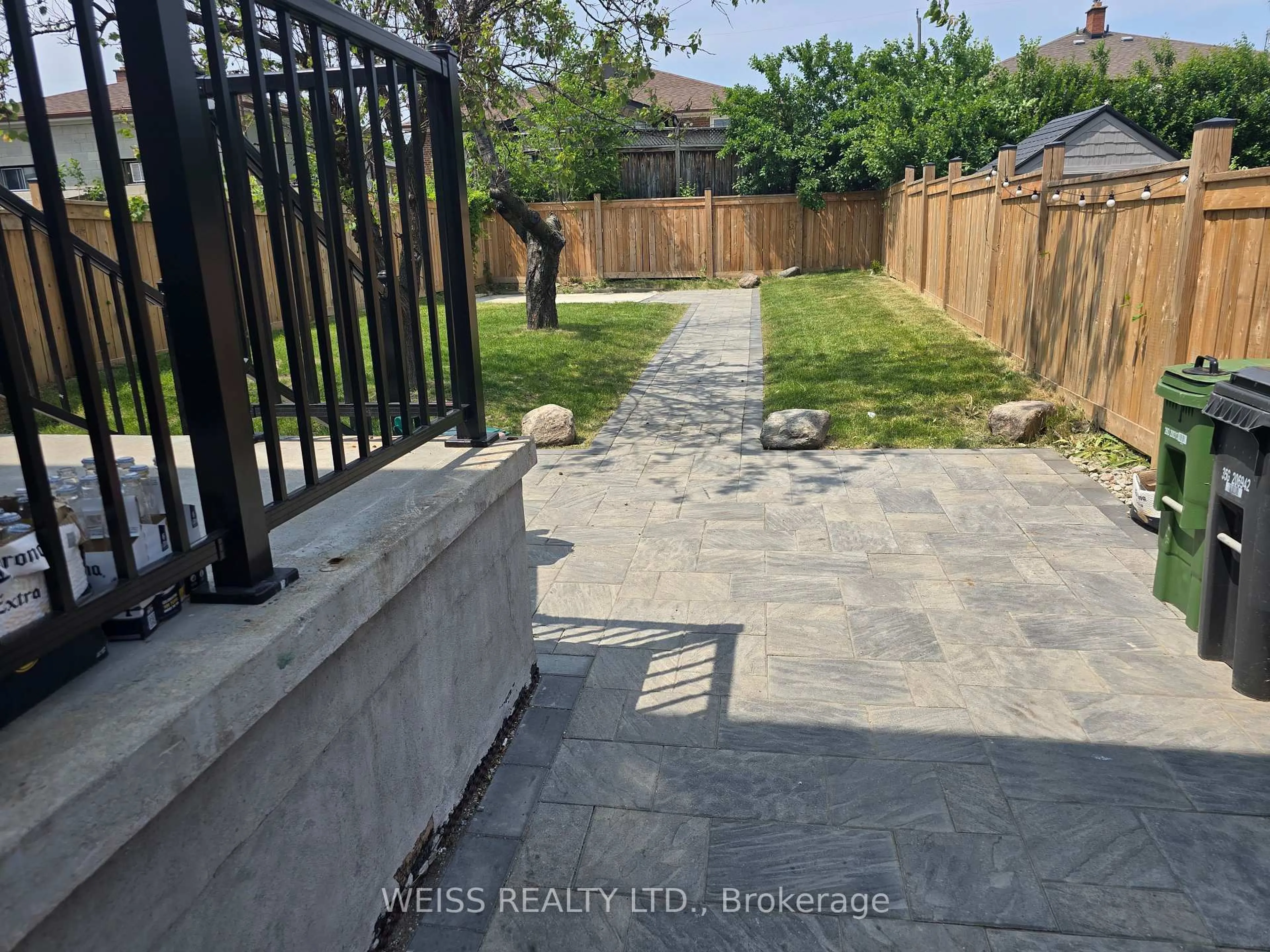 Patio, street for 14 Snowood Crt, Toronto Ontario M3N 1E8
