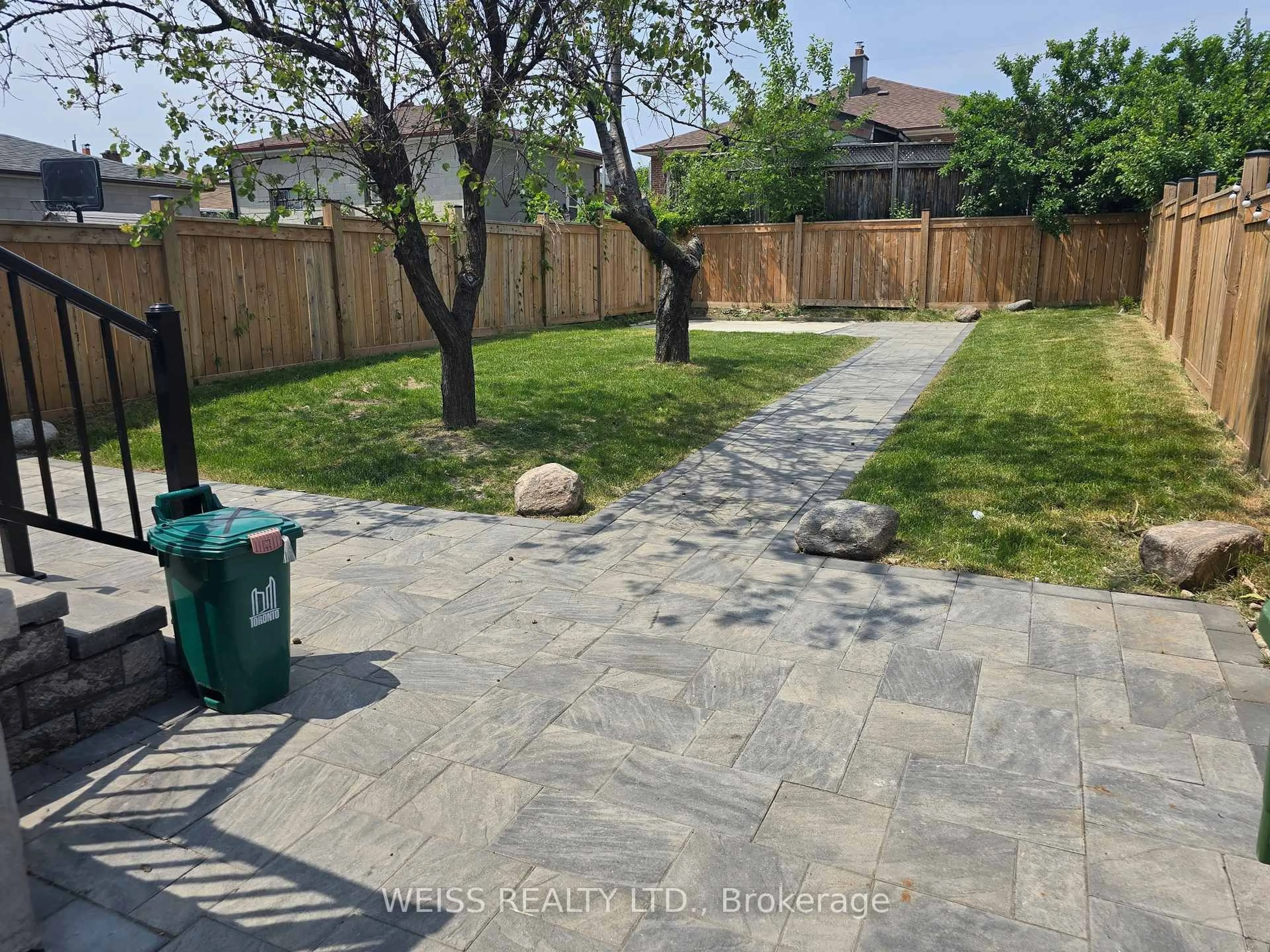 Patio, street for 14 Snowood Crt, Toronto Ontario M3N 1E8