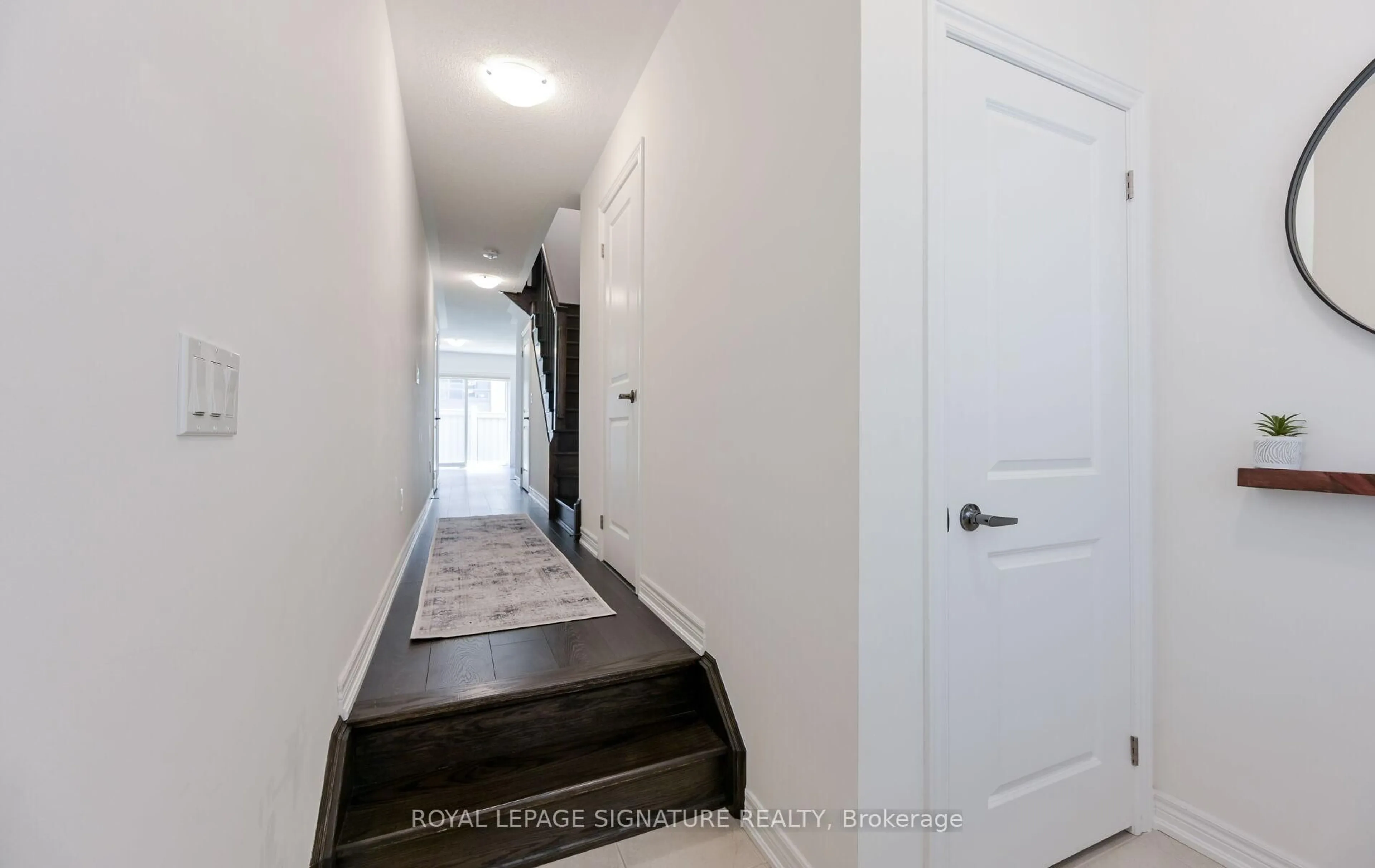 Indoor entryway for 31 Faye St, Brampton Ontario L6P 4M9