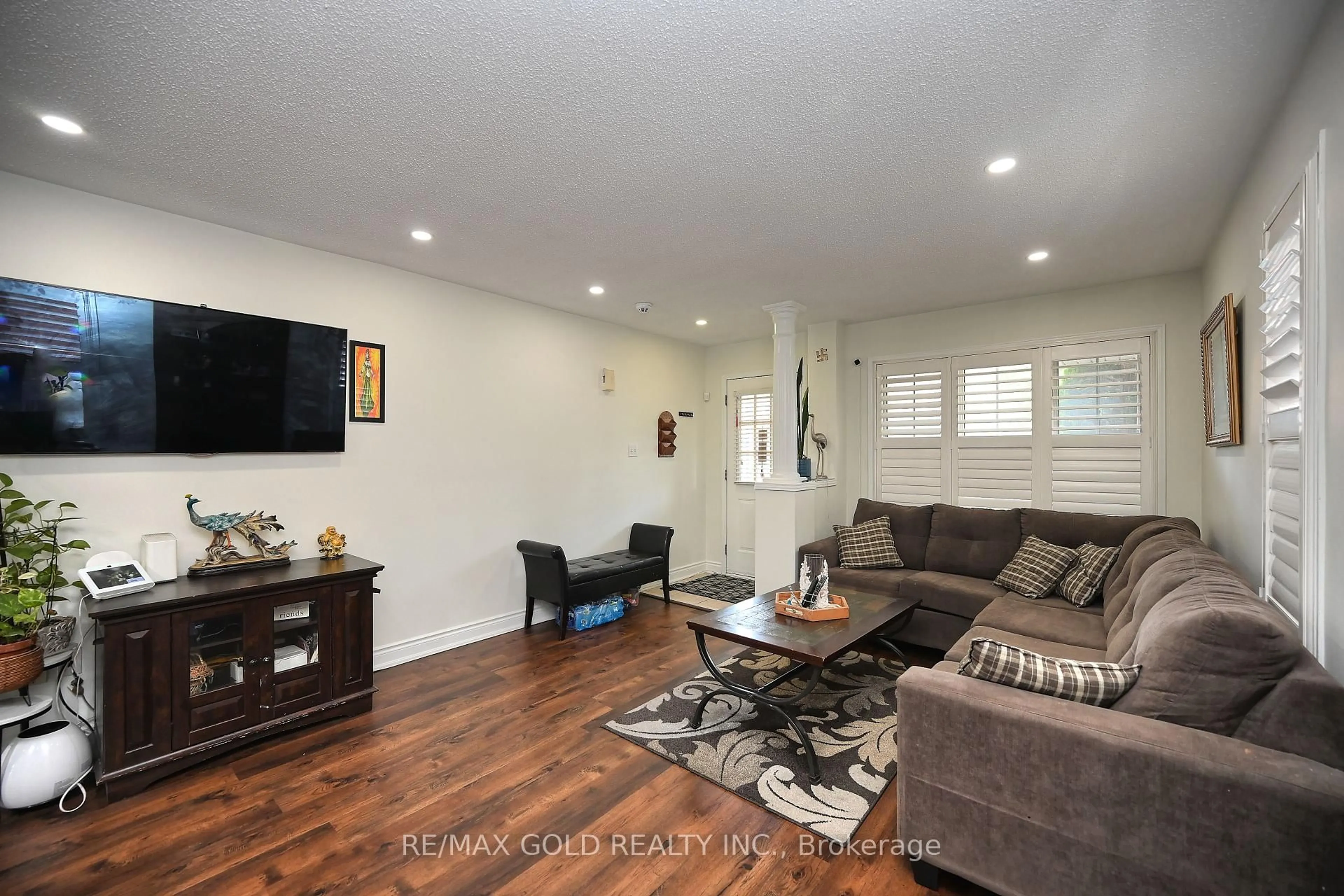Living room with furniture, unknown for 34 Saintsbury Cres, Brampton Ontario L6R 2W3