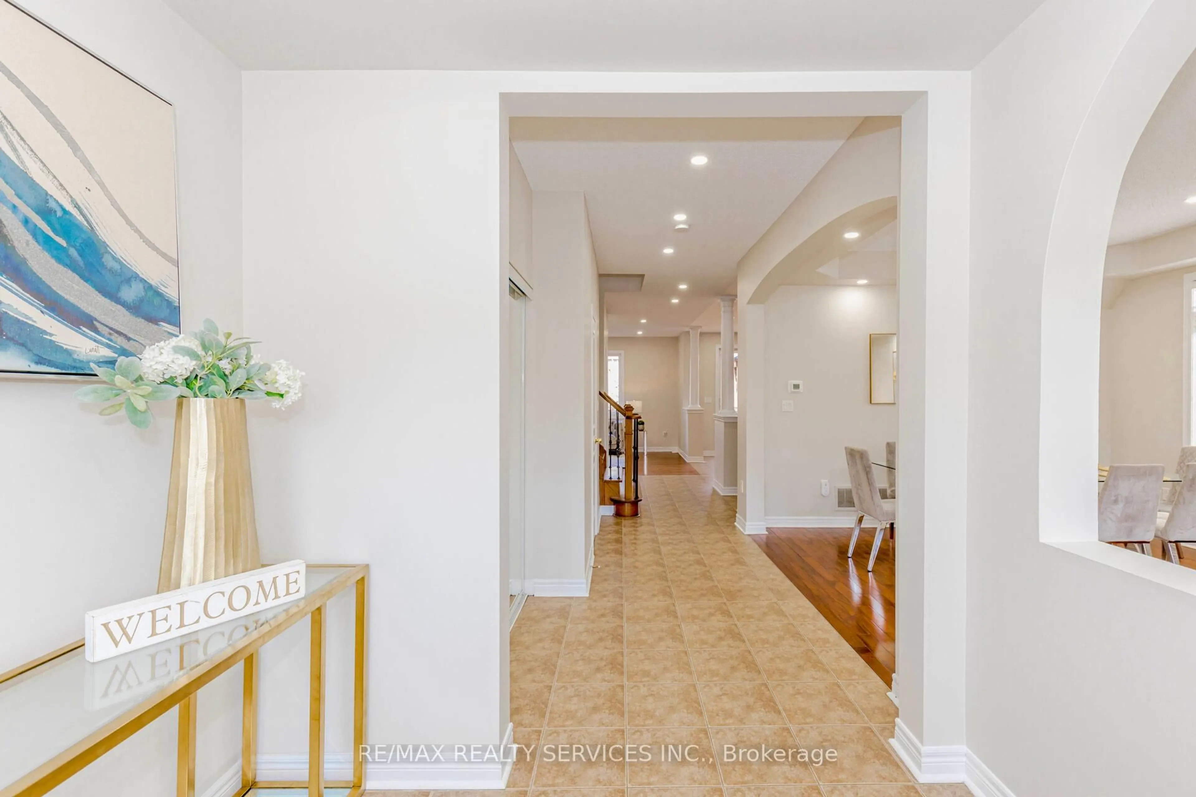 Indoor entryway for 33 Leparc Rd, Brampton Ontario L6P 2W9