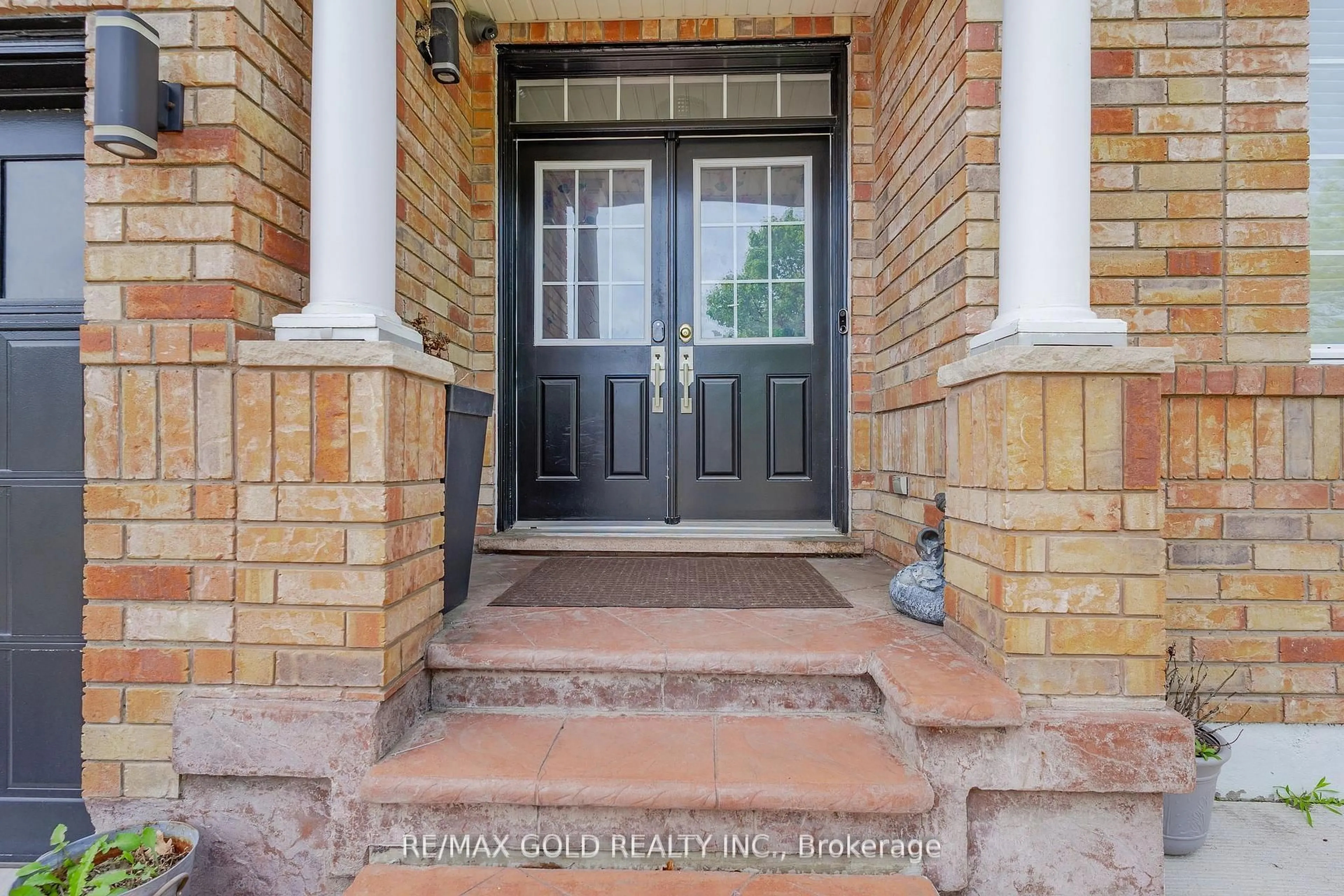 Indoor entryway for 6 Bettey Rd, Brampton Ontario L6P 1S9