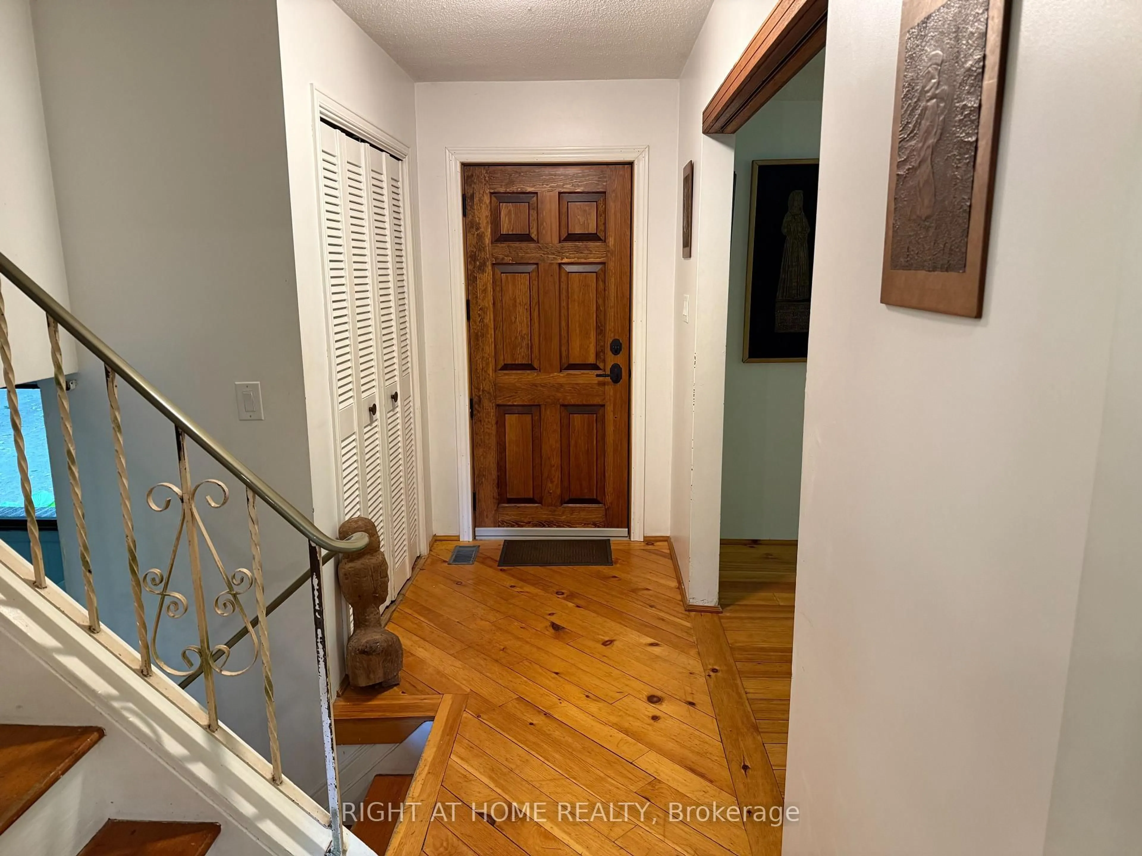 Indoor entryway for 53 Glenda Jane Dr, Milton Ontario L0P 1B0