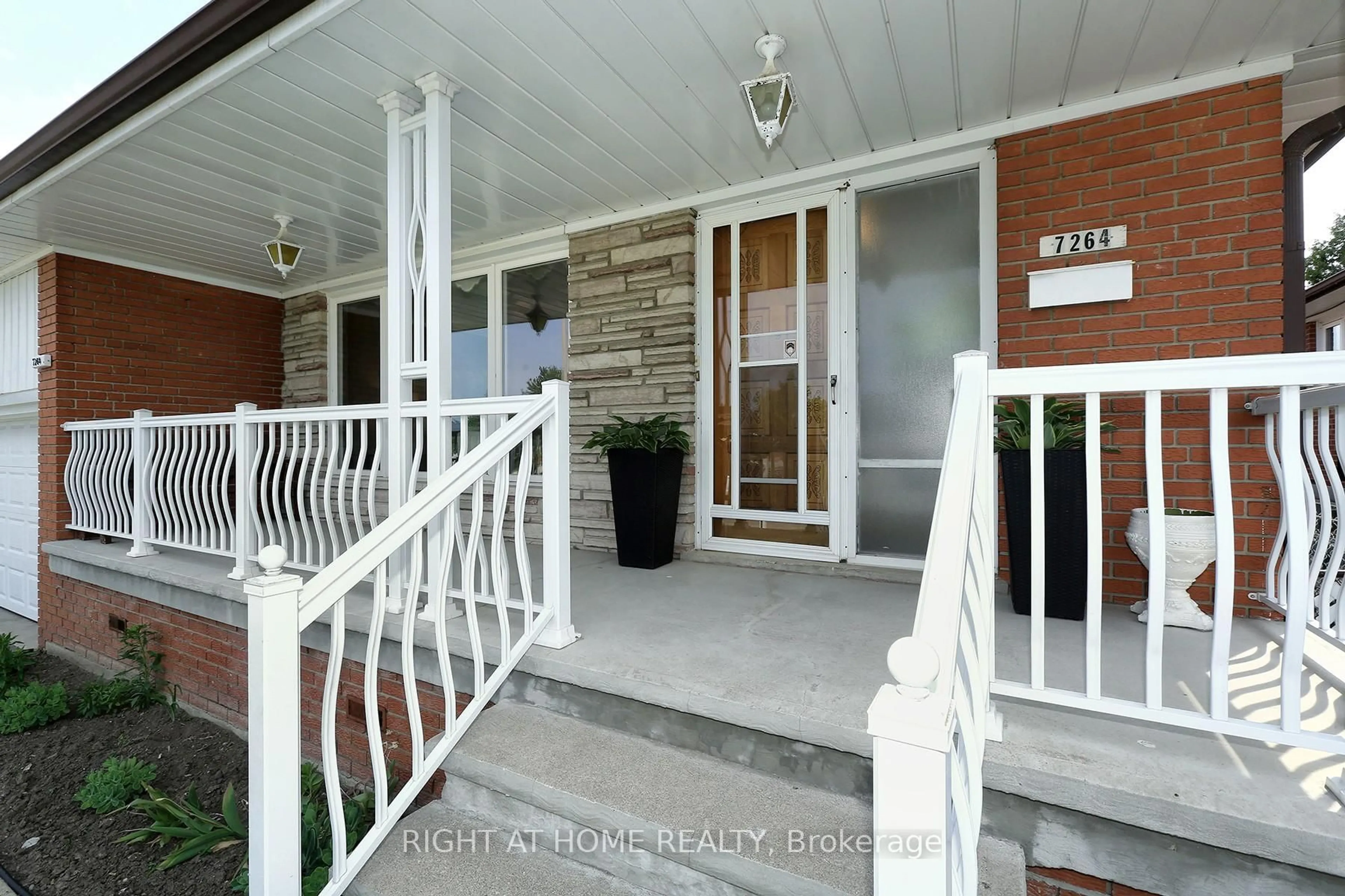 Indoor entryway for 7264 Shallford Rd, Mississauga Ontario L4T 2P7
