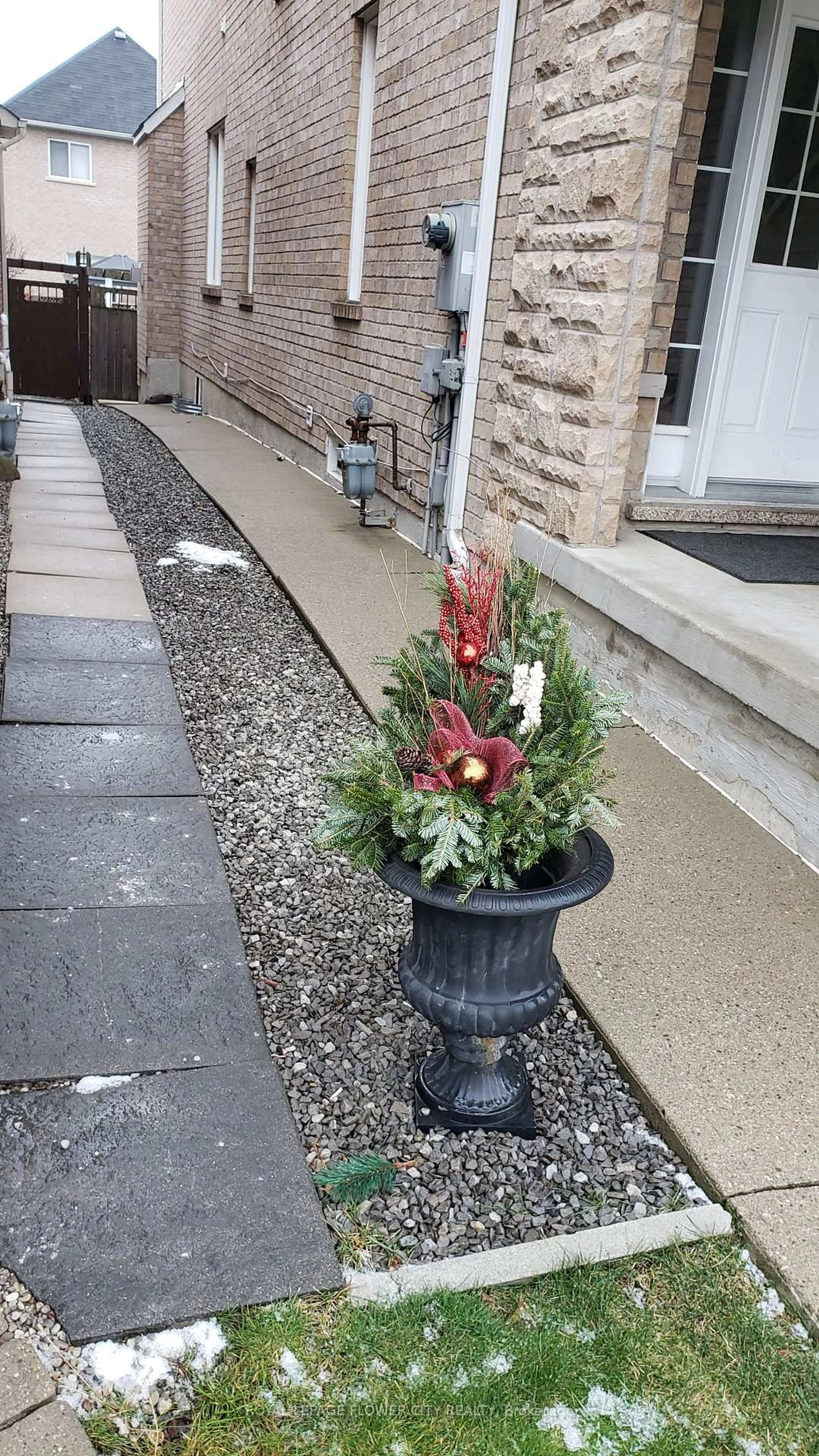 Patio, street for 394 Panhellenic Dr, Mississauga Ontario L5W 0B7
