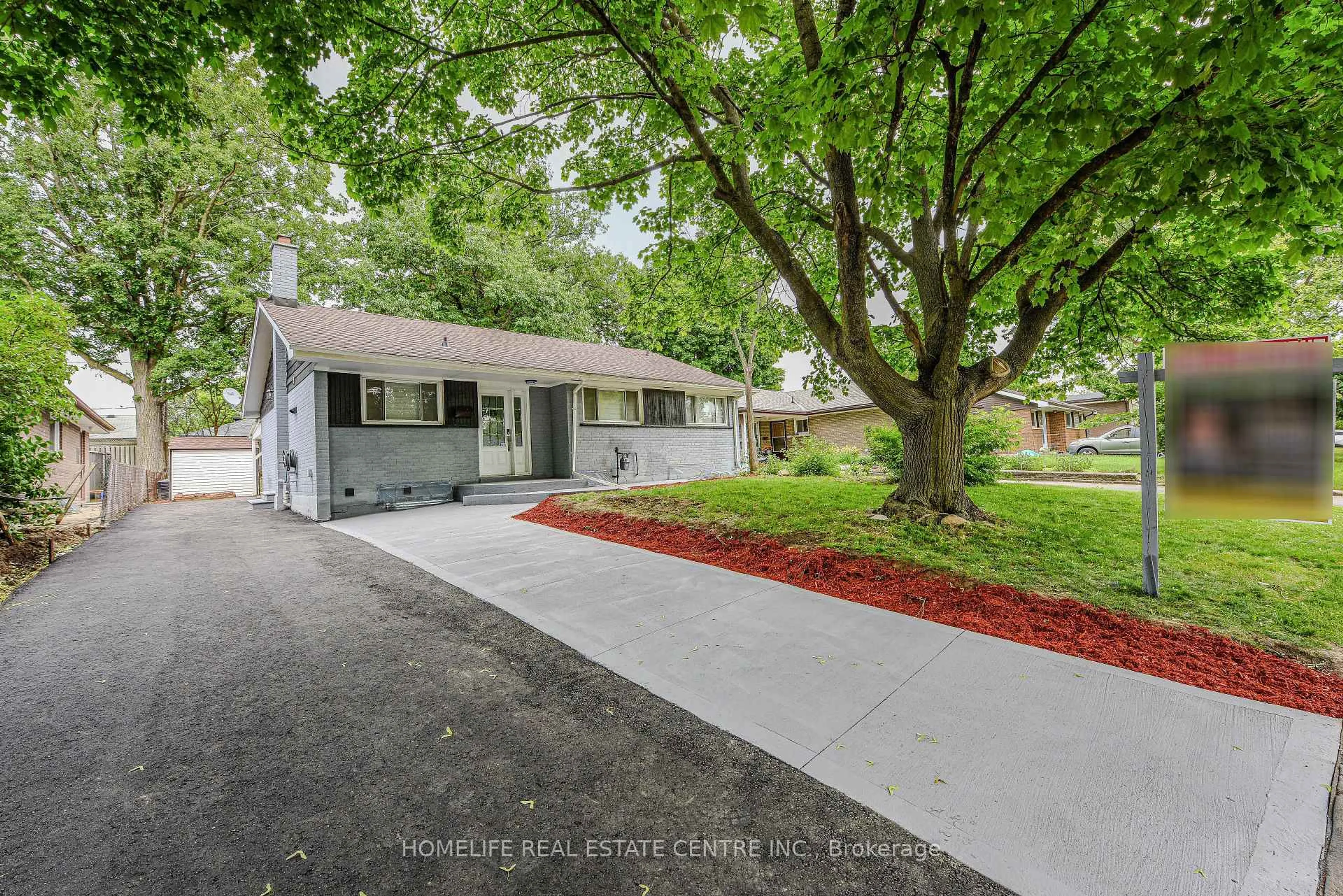 Home with vinyl exterior material, street for 16 Gordon Dr, Brampton Ontario L6Y 2A7