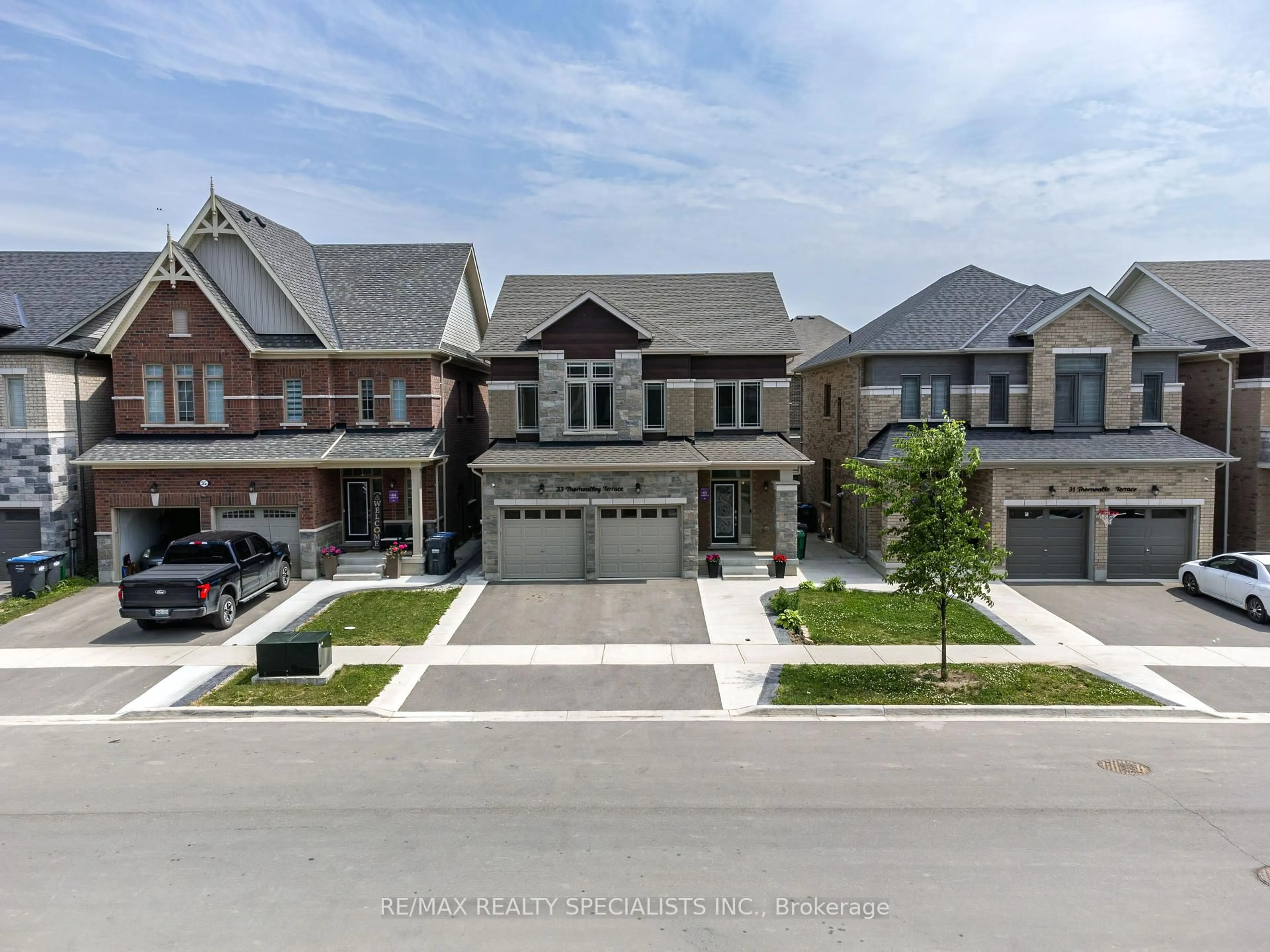 A pic from outside/outdoor area/front of a property/back of a property/a pic from drone, street for 33 Thornvalley Terr, Caledon Ontario L7C 4H9