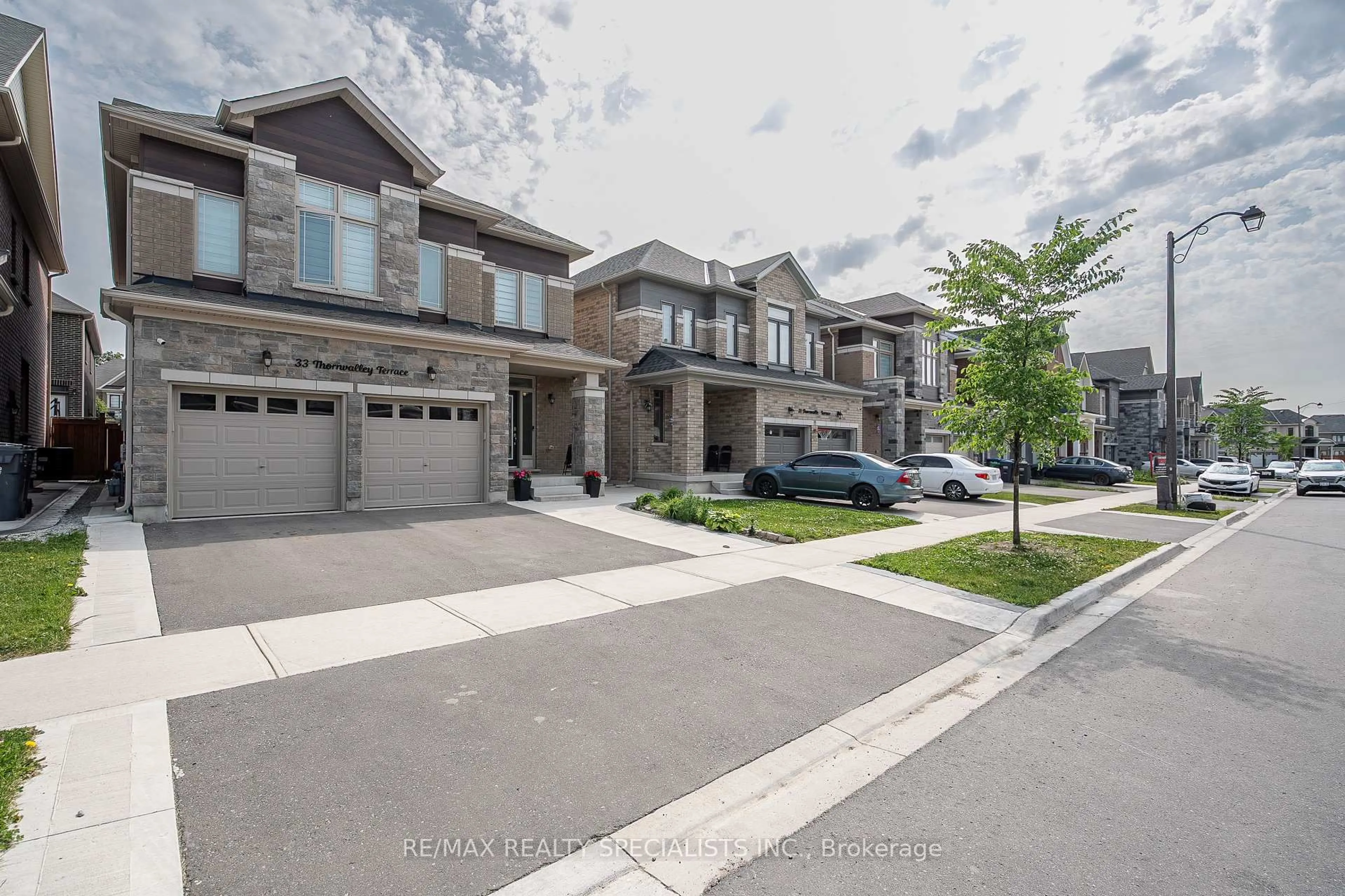 A pic from outside/outdoor area/front of a property/back of a property/a pic from drone, street for 33 Thornvalley Terr, Caledon Ontario L7C 4H9
