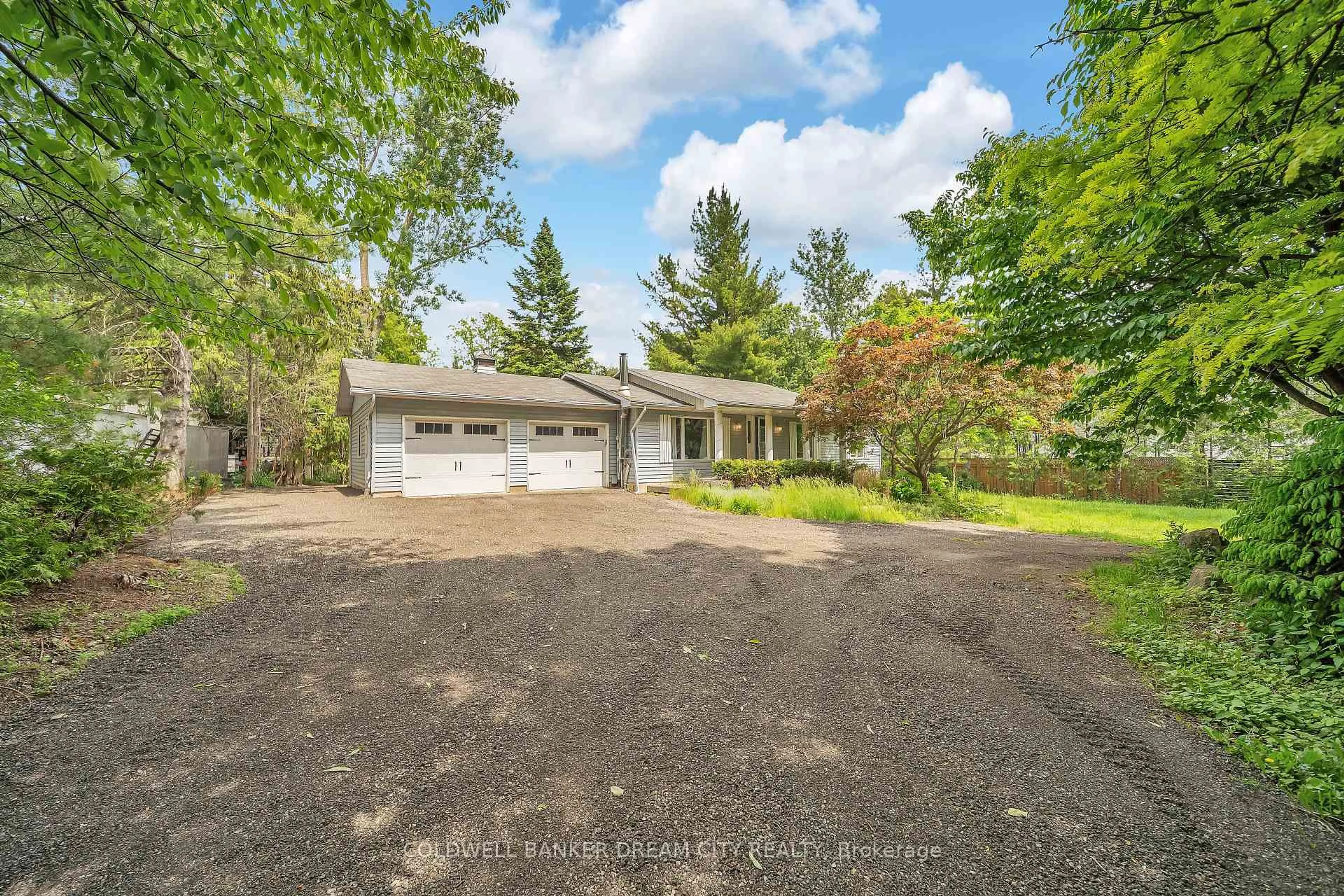 A pic from outside/outdoor area/front of a property/back of a property/a pic from drone, street for 8295 Creditview Rd, Brampton Ontario L6Y 0G7