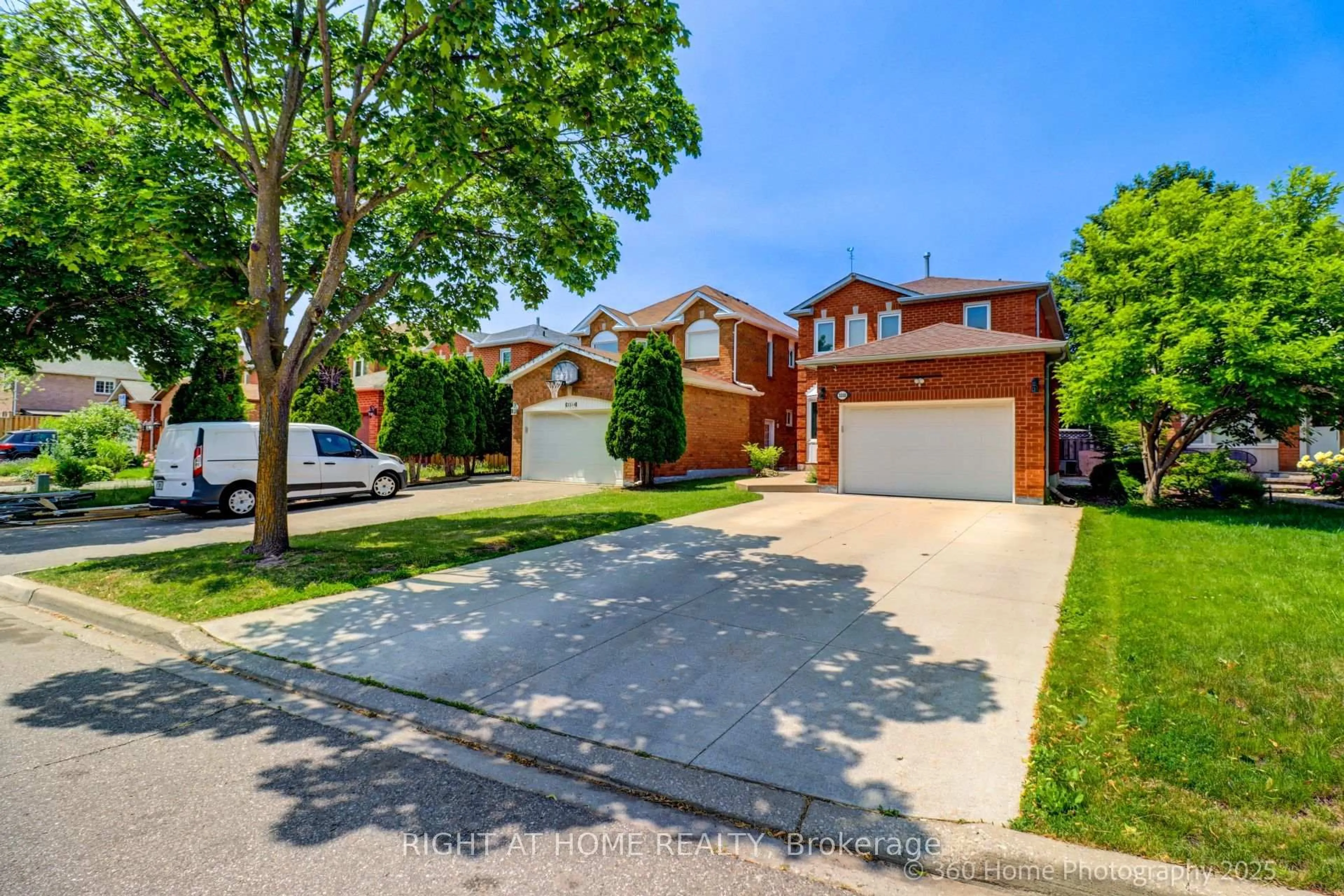 Home with brick exterior material, street for 3310 Greenbelt Cres, Mississauga Ontario L5N 5X1