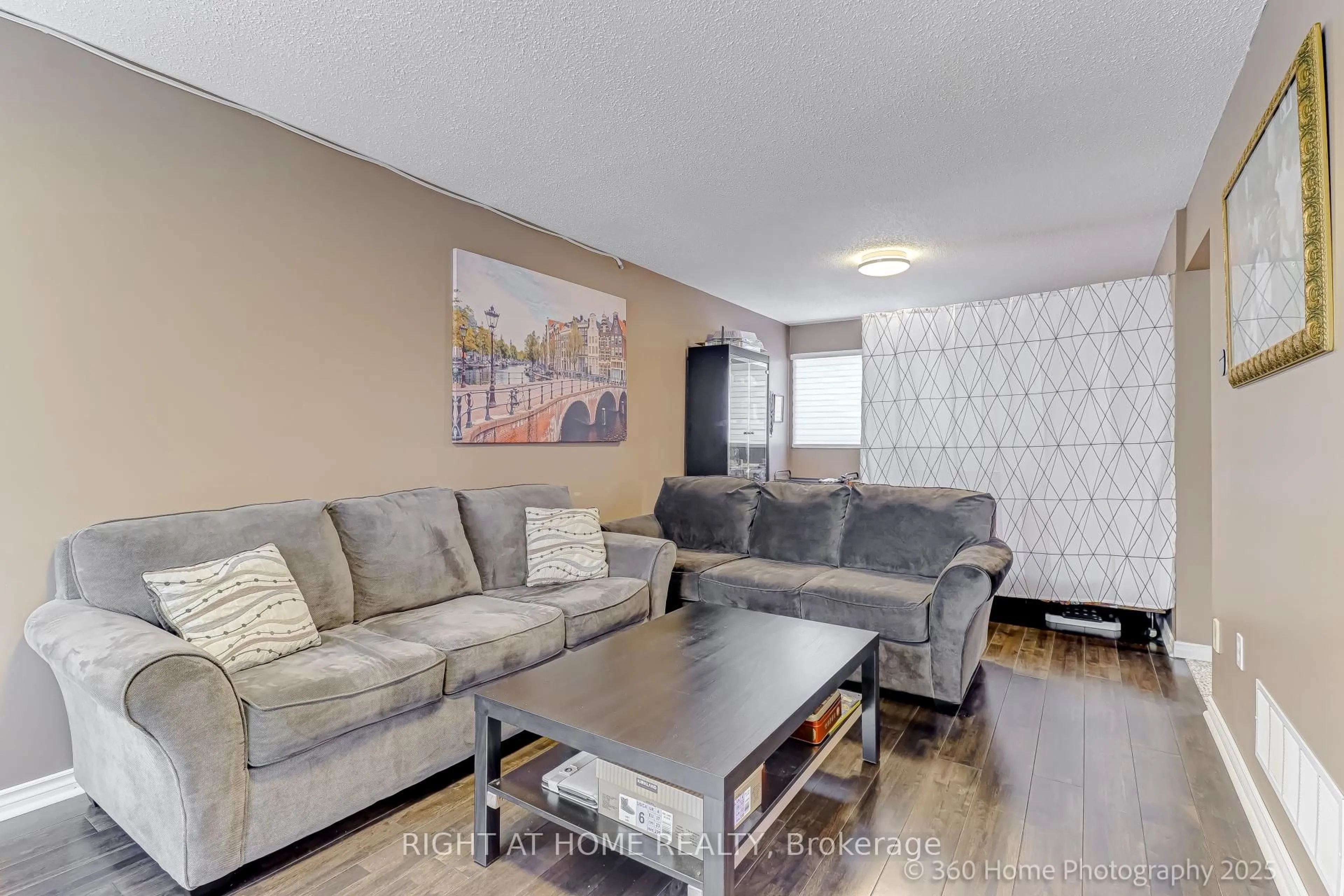 Living room with furniture, unknown for 3310 Greenbelt Cres, Mississauga Ontario L5N 5X1
