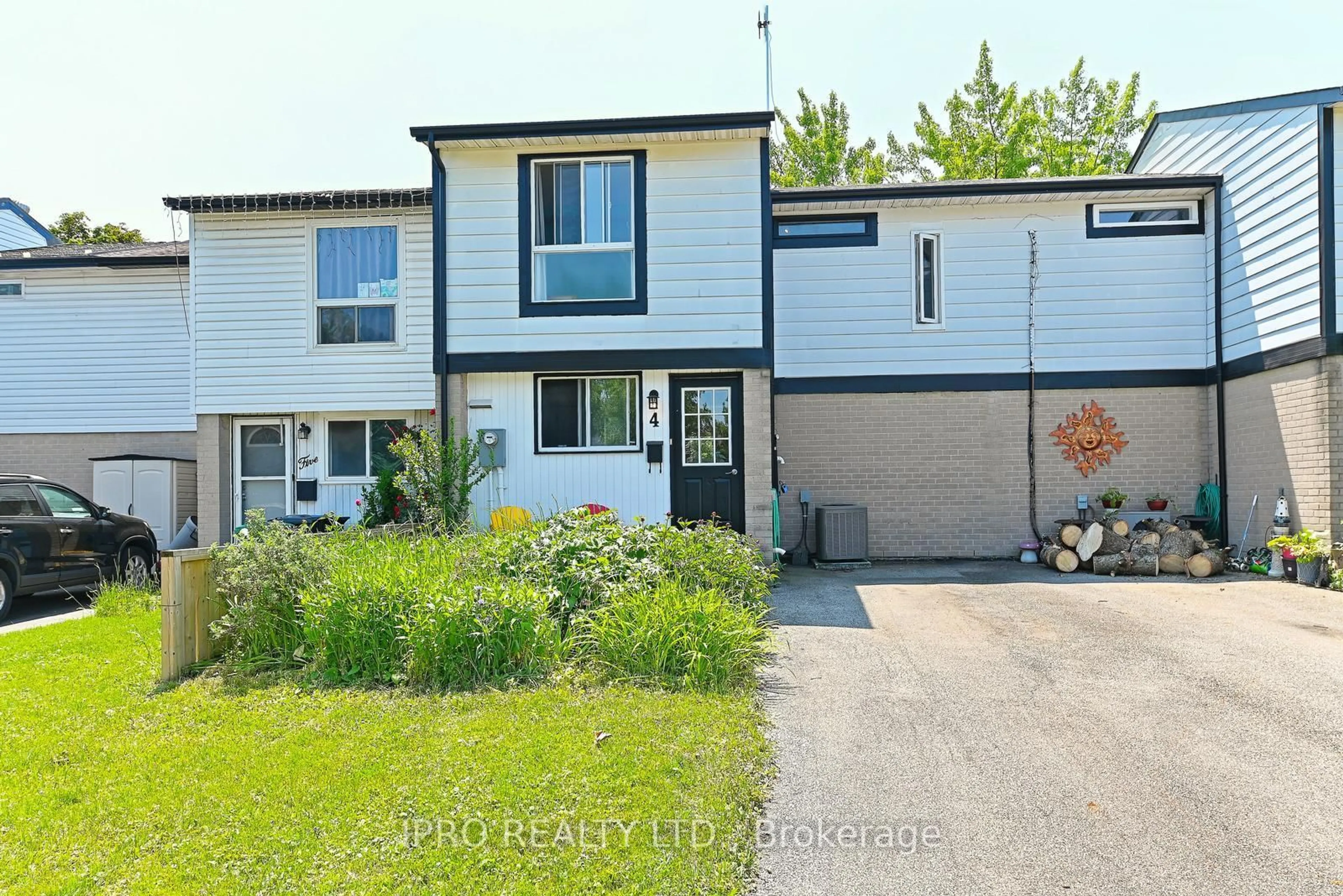 A pic from outside/outdoor area/front of a property/back of a property/a pic from drone, street for 4 Greenfield Sq, Brampton Ontario L6S 2J3