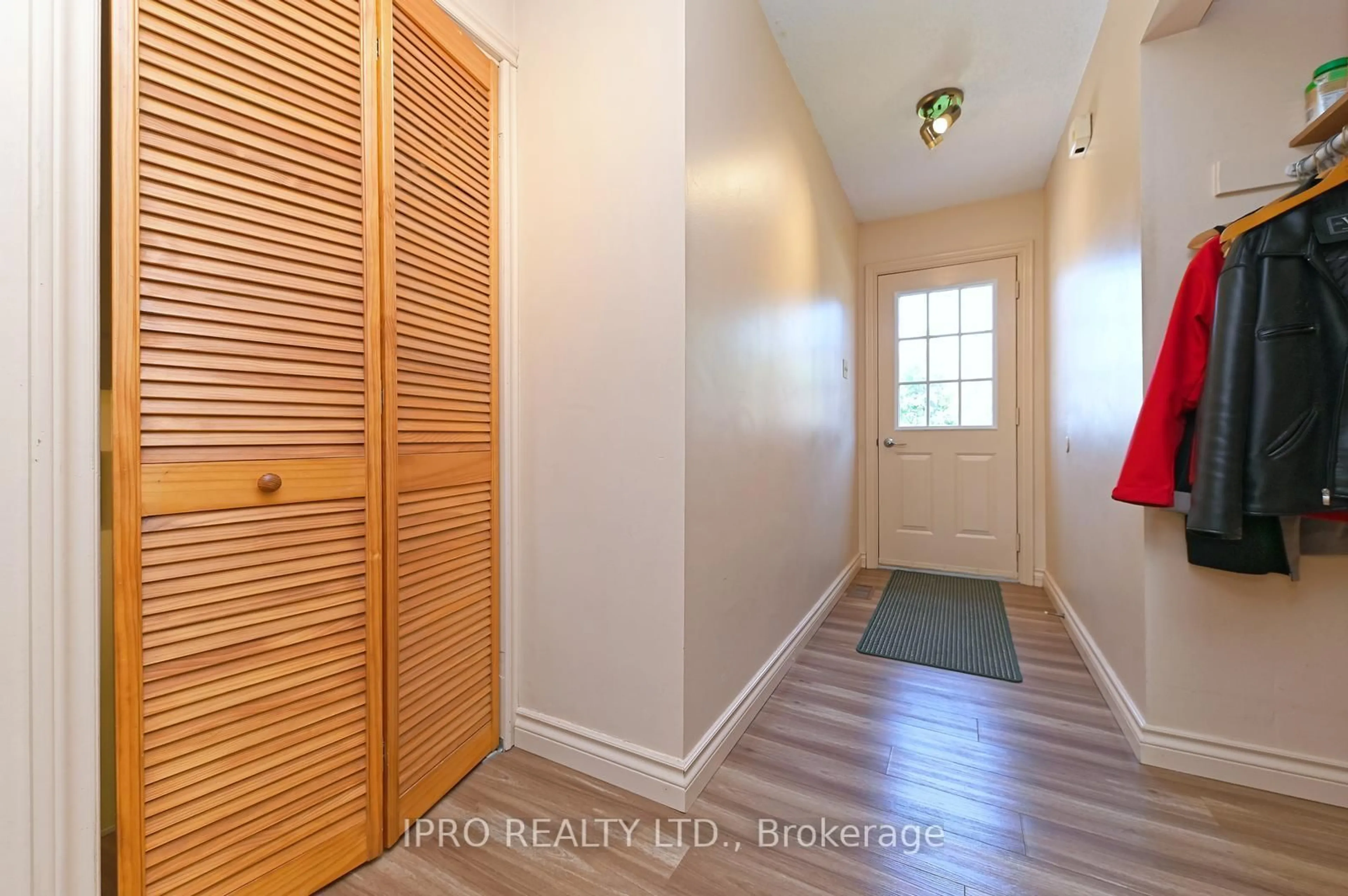 Indoor entryway for 4 Greenfield Sq, Brampton Ontario L6S 2J3