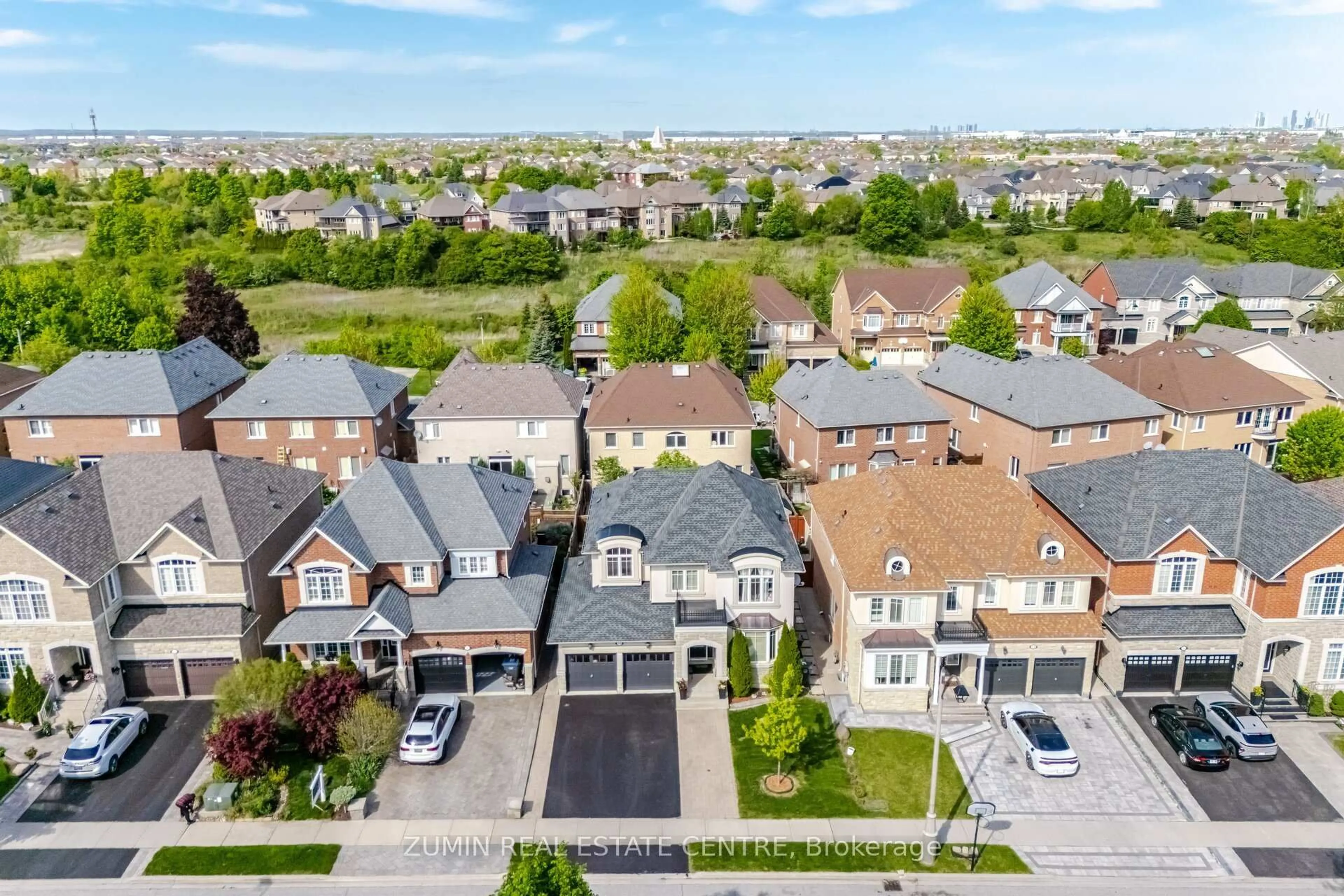 A pic from outside/outdoor area/front of a property/back of a property/a pic from drone, street for 19 Hawkridge Tr, Brampton Ontario L6P 2T5
