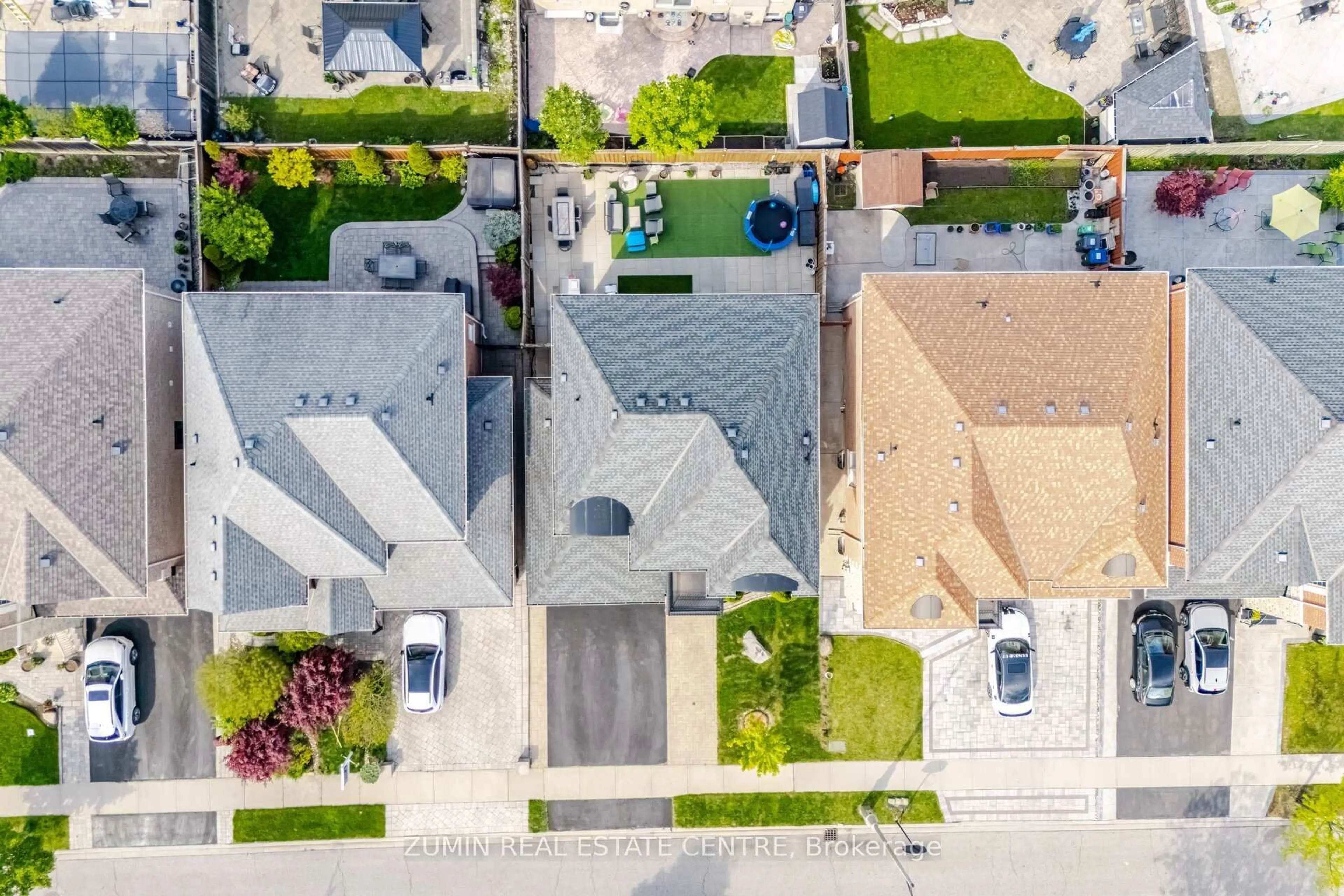 A pic from outside/outdoor area/front of a property/back of a property/a pic from drone, street for 19 Hawkridge Tr, Brampton Ontario L6P 2T5