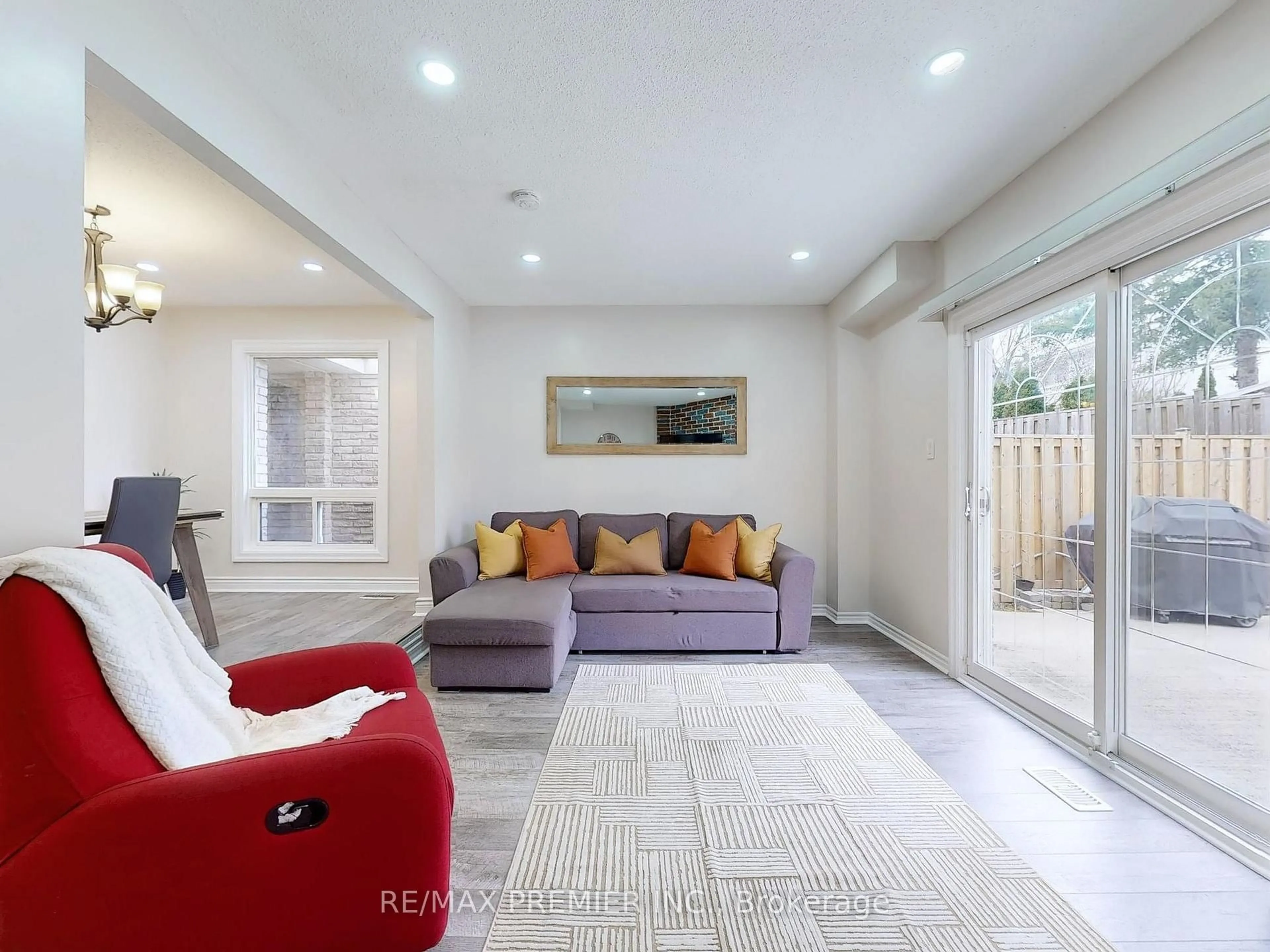 Living room with furniture, unknown for 2683 Romark Mews, Mississauga Ontario L5L 2Z4