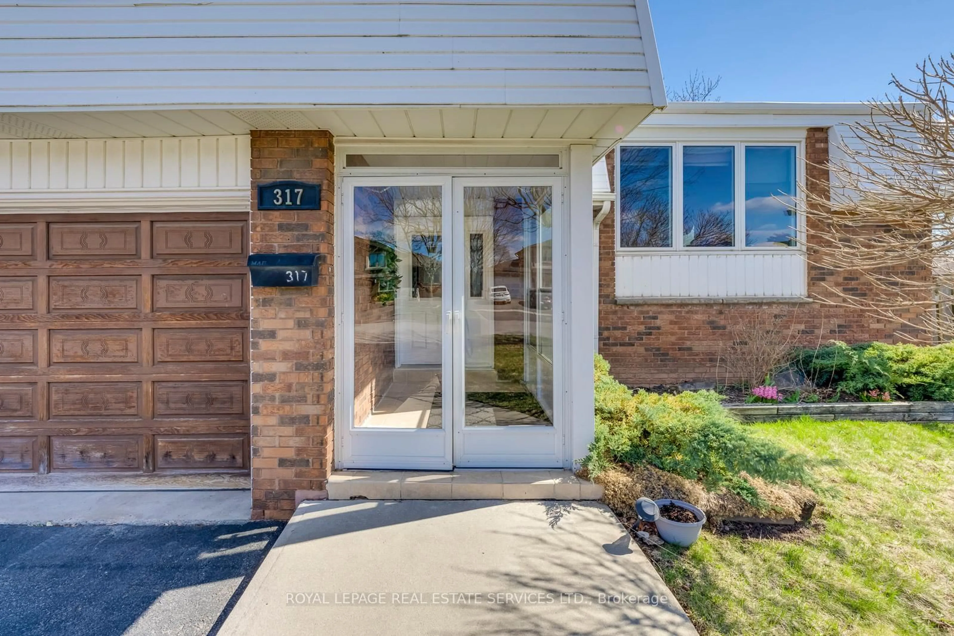 Indoor entryway for 317 Ulric Cres, Oakville Ontario L6K 3R3