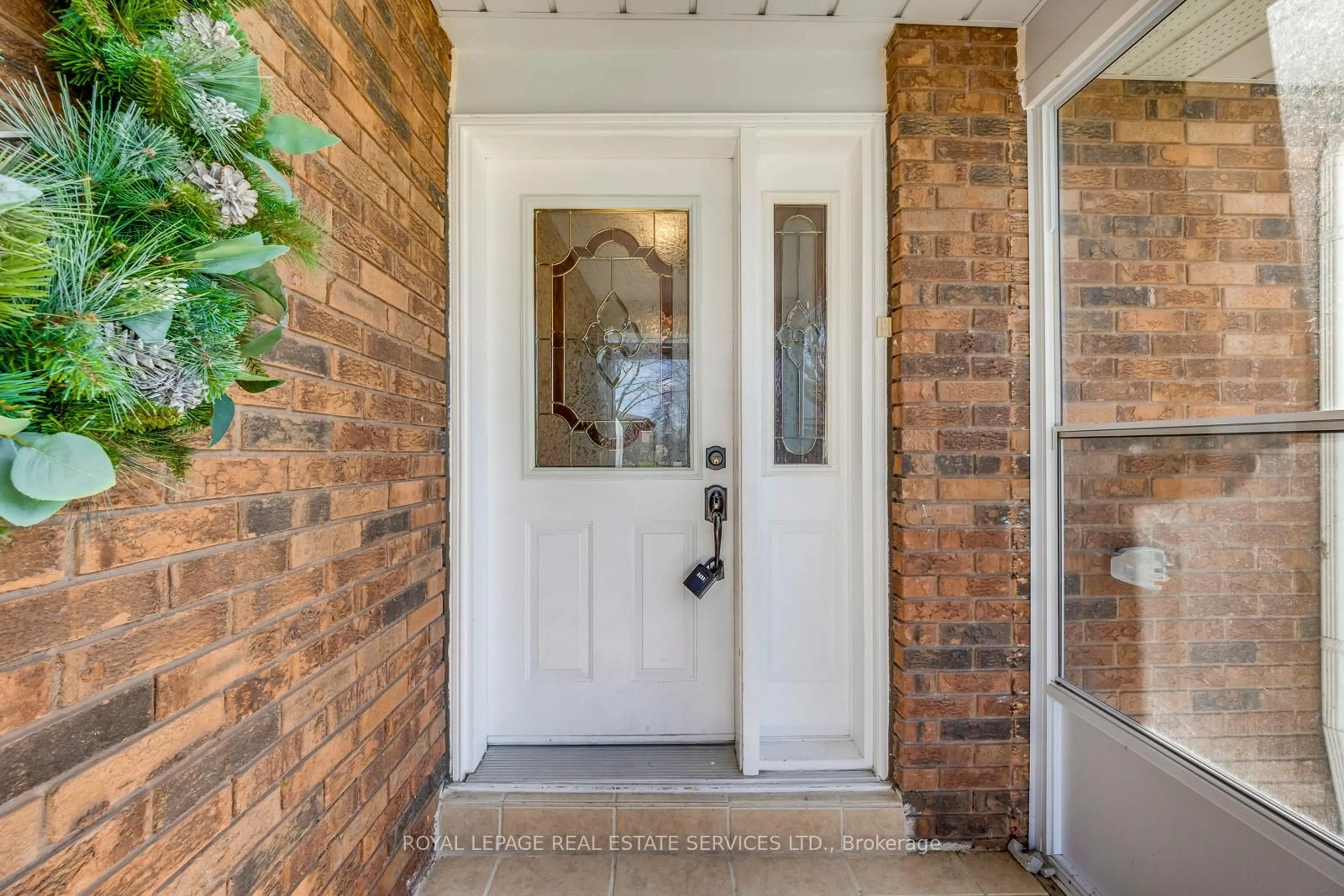 Indoor entryway for 317 Ulric Cres, Oakville Ontario L6K 3R3