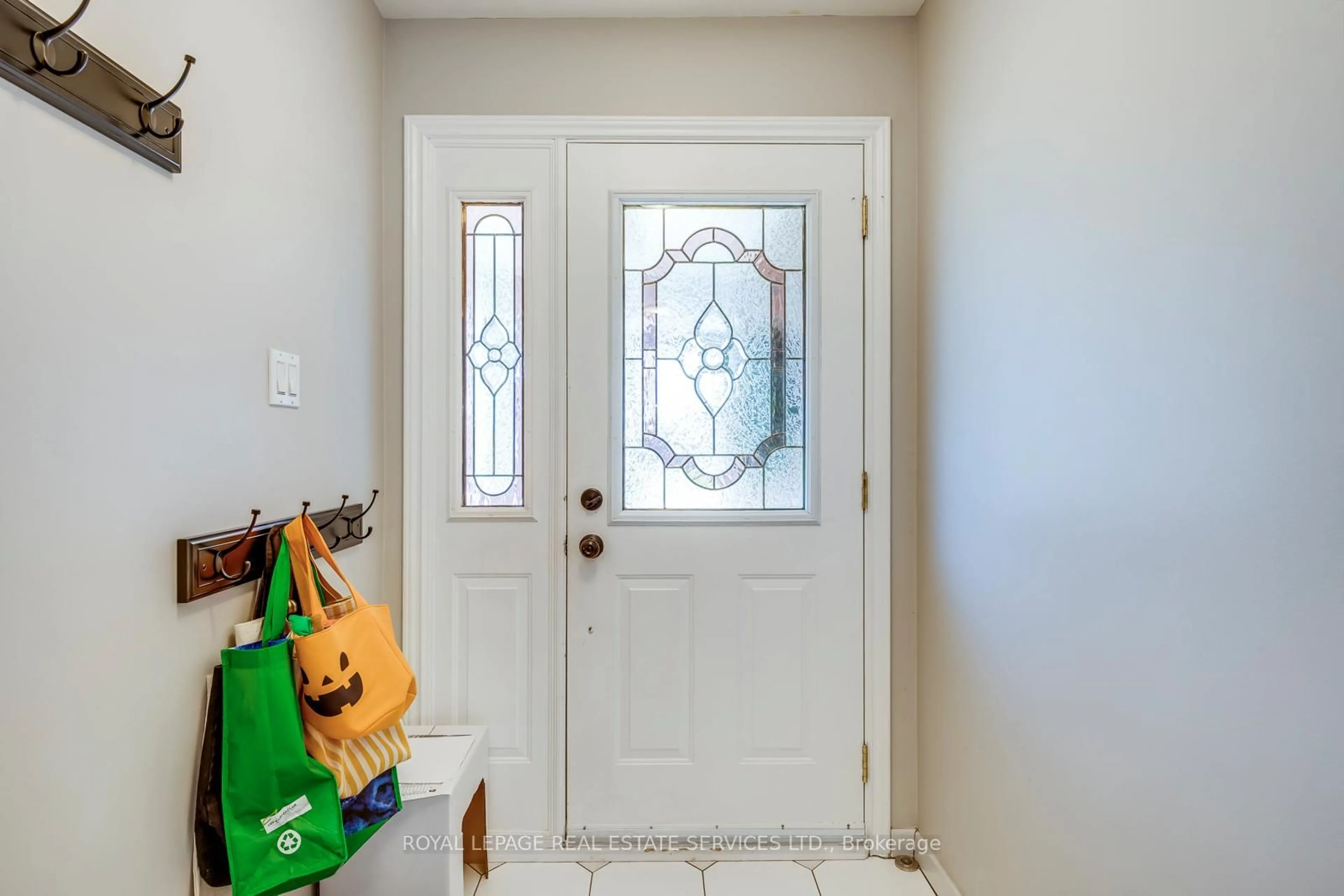 Indoor entryway for 317 Ulric Cres, Oakville Ontario L6K 3R3