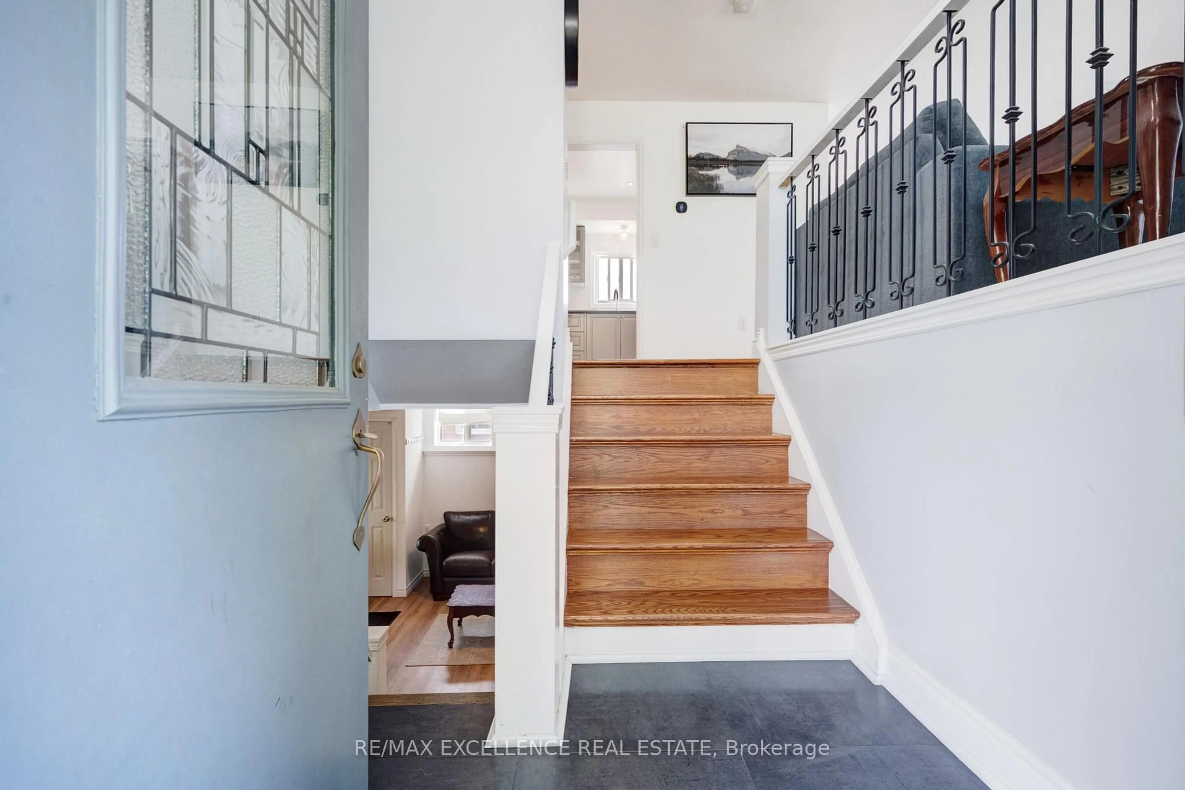 Indoor entryway for 38 Eldomar Ave, Brampton Ontario L6W 1P7