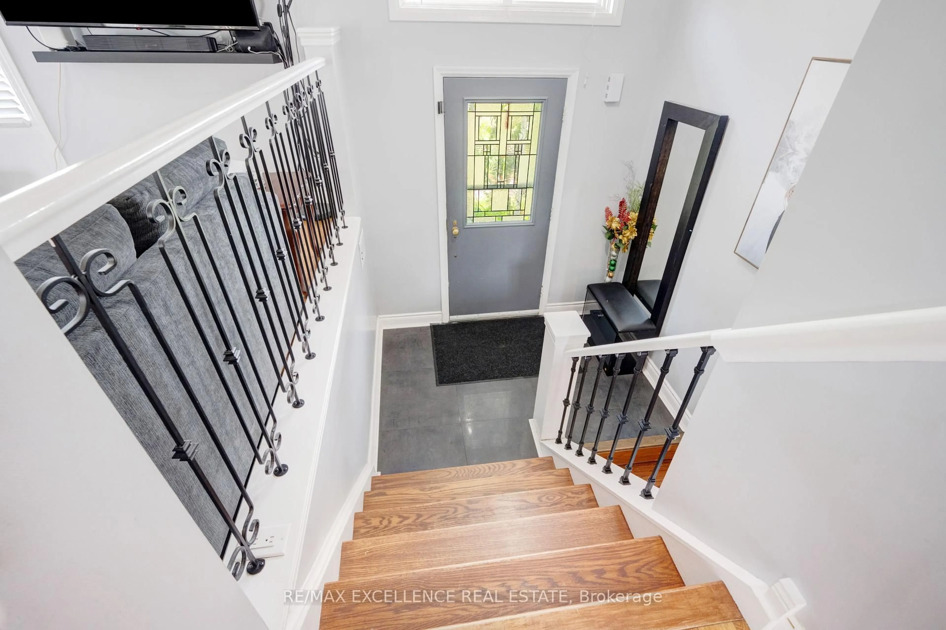Indoor entryway for 38 Eldomar Ave, Brampton Ontario L6W 1P7