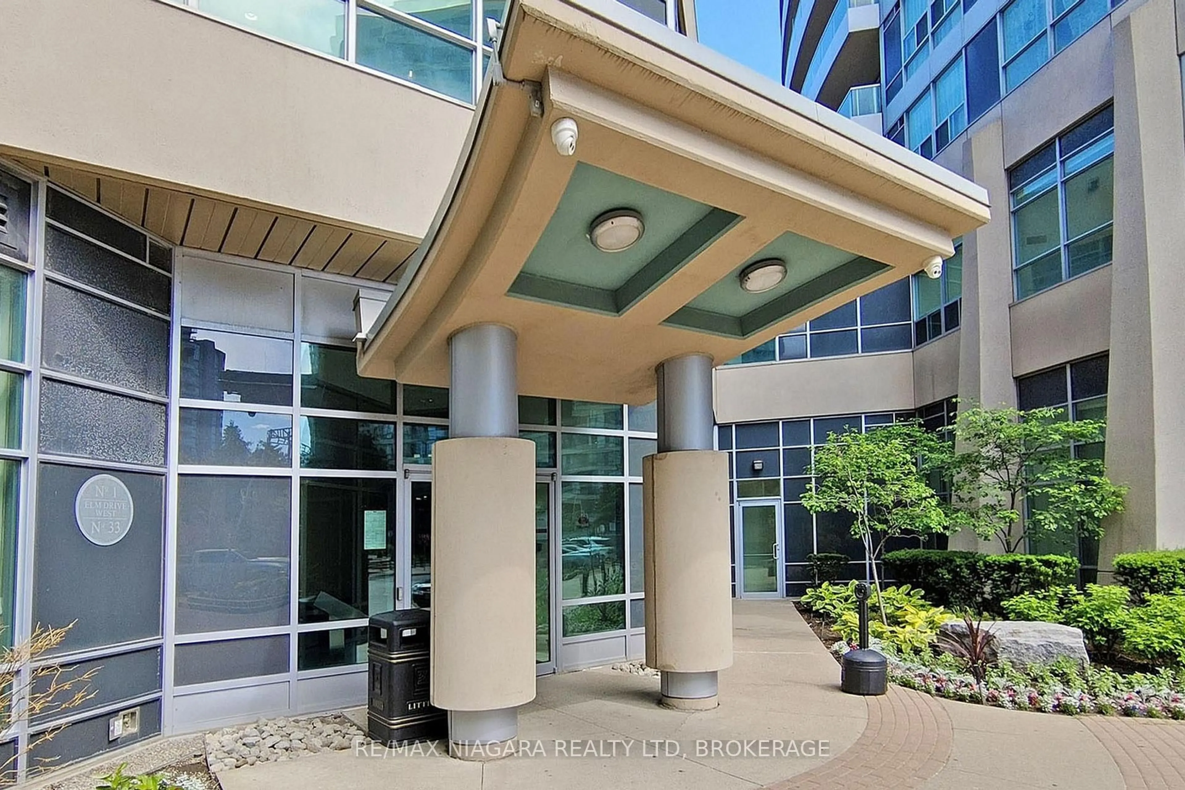 Indoor foyer for 1 Elm Dr #807, Mississauga Ontario L5B 4M1
