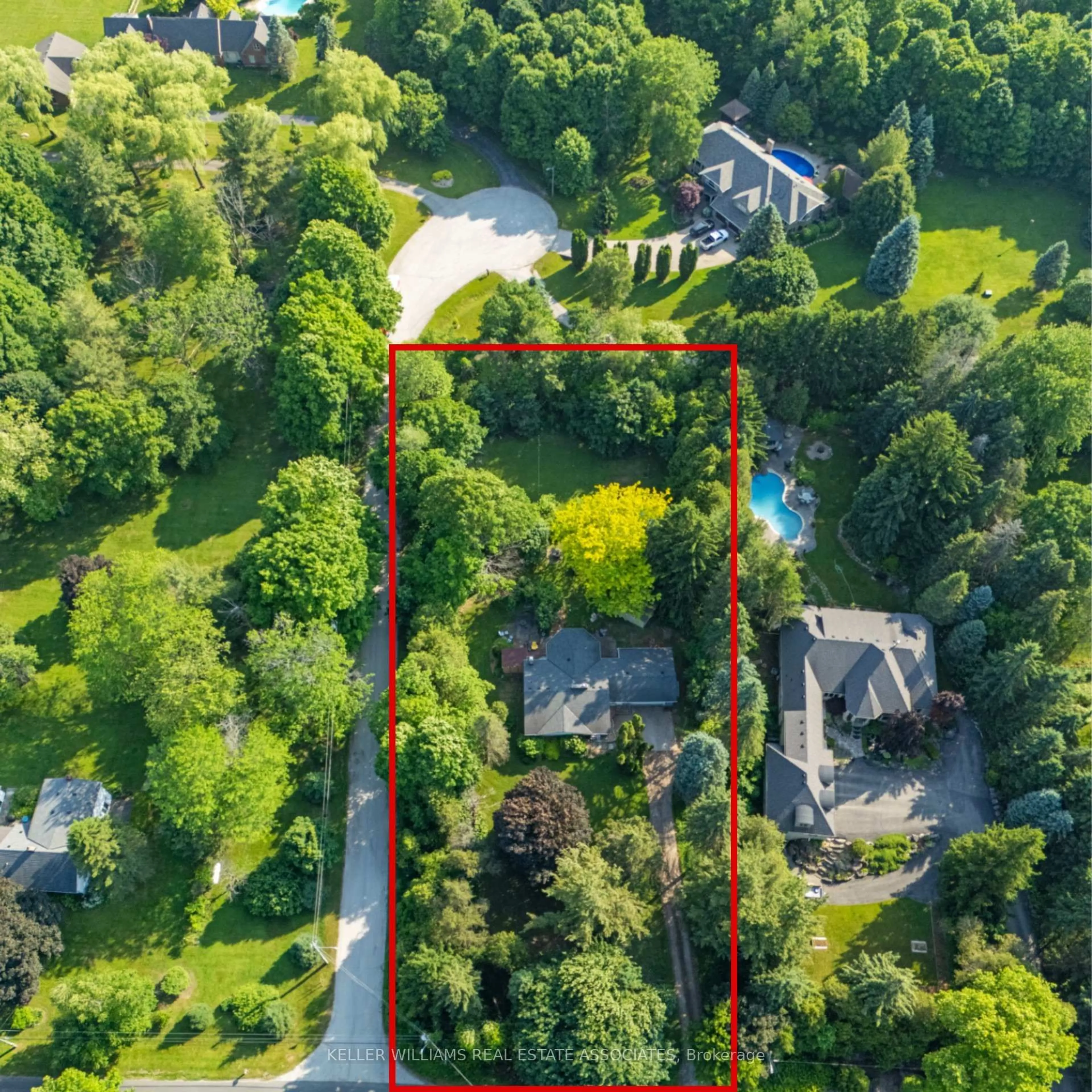 A pic from outside/outdoor area/front of a property/back of a property/a pic from drone, street for 5106 Cedar Springs Crt, Burlington Ontario L7P 0B6