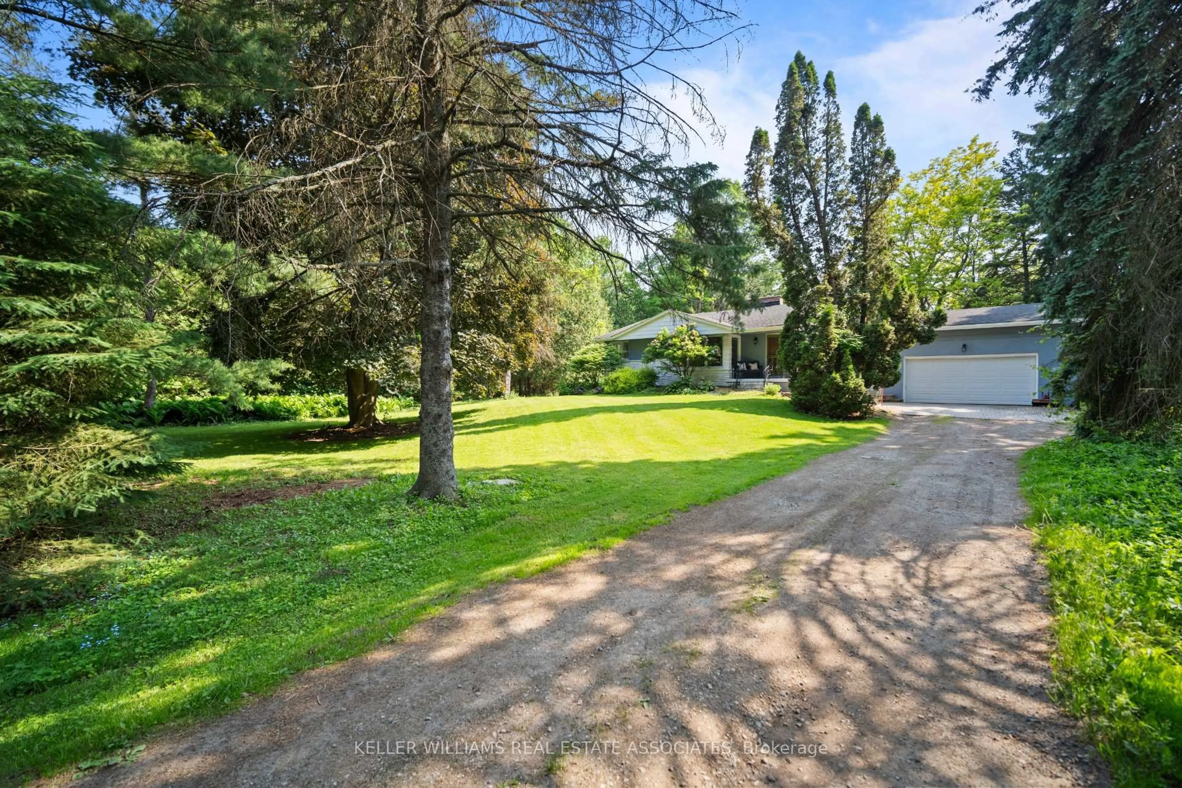 A pic from outside/outdoor area/front of a property/back of a property/a pic from drone, unknown for 5106 Cedar Springs Crt, Burlington Ontario L7P 0B6