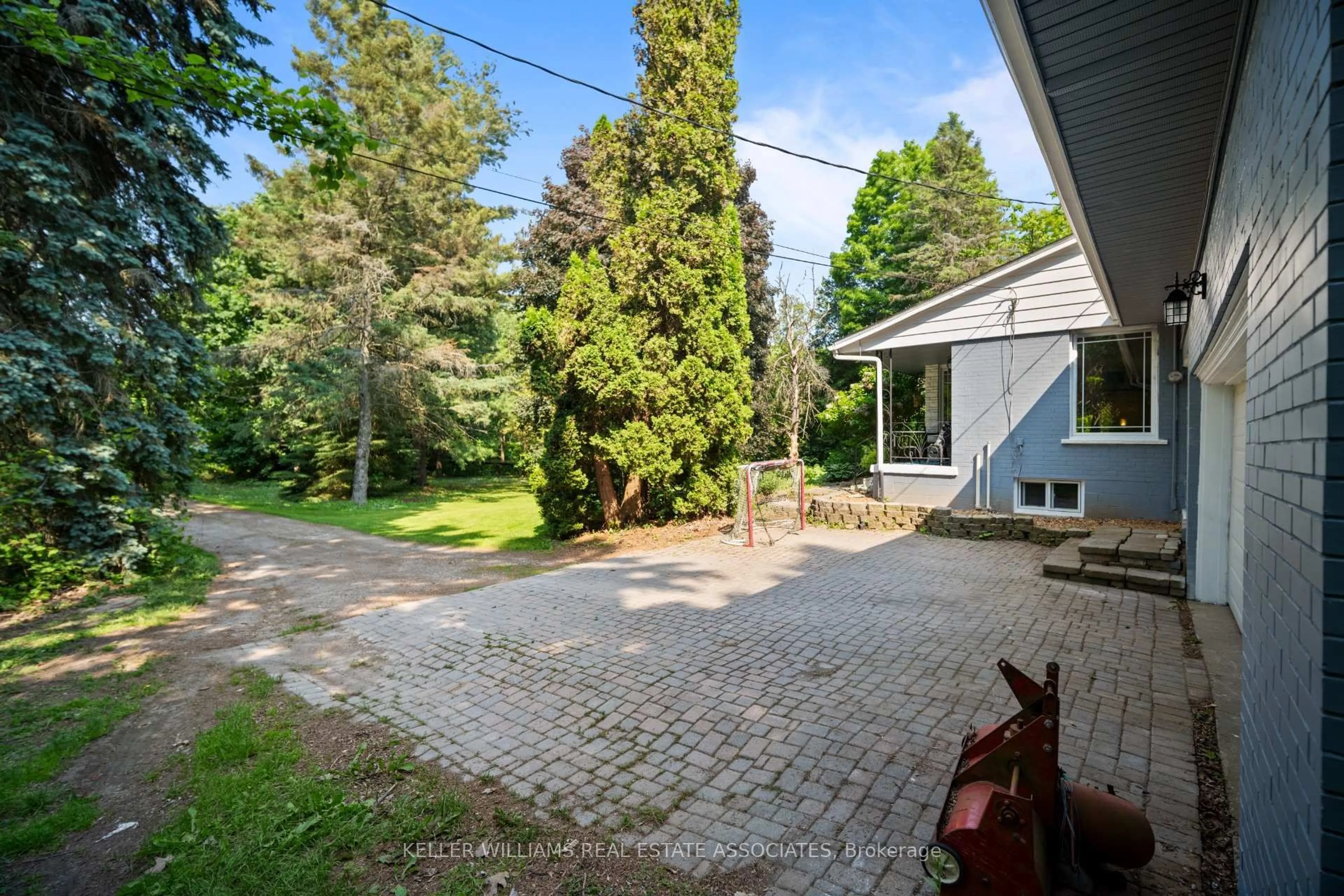 Patio, street for 5106 Cedar Springs Crt, Burlington Ontario L7P 0B6