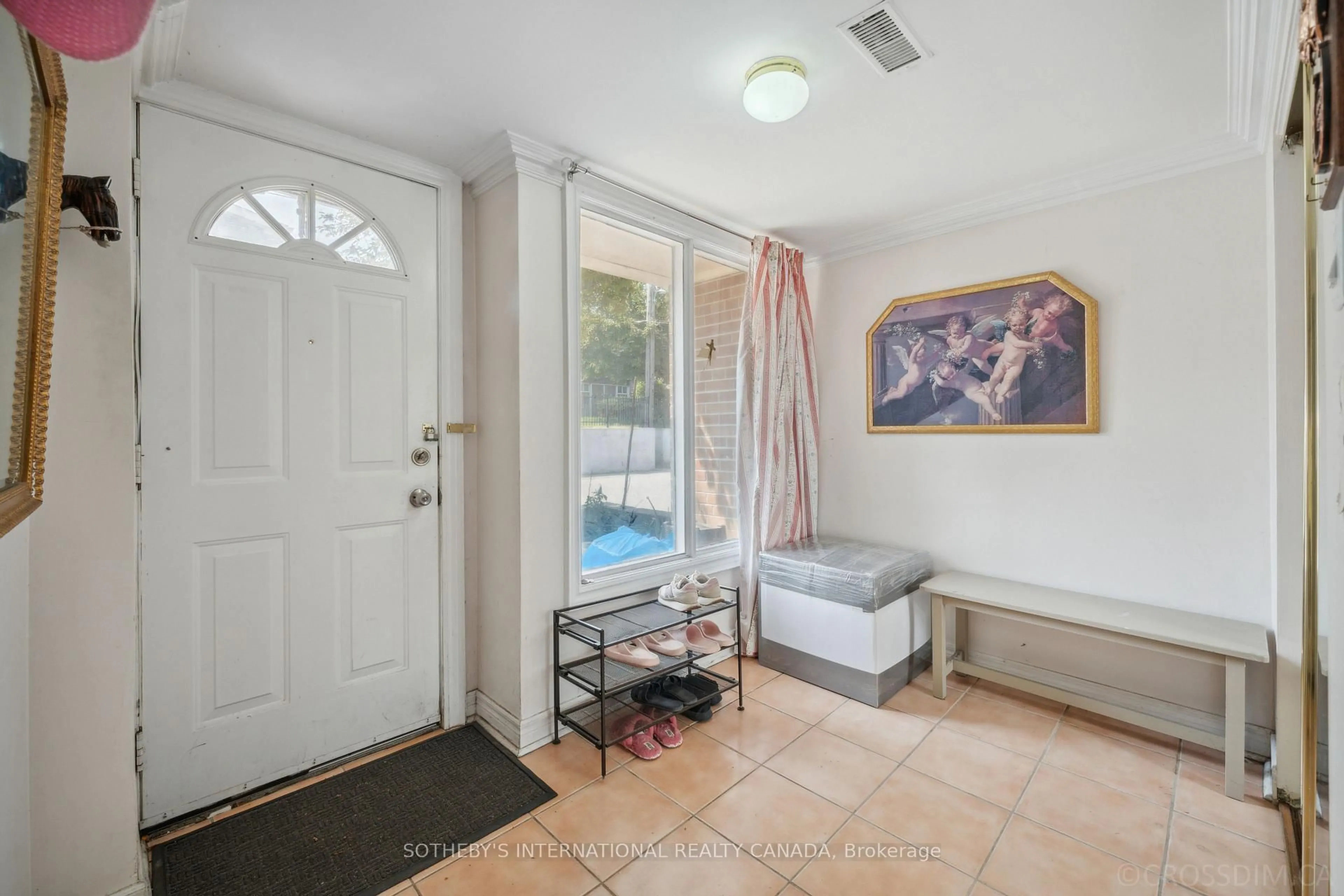 Indoor entryway for 28 Enclave Mews, Toronto Ontario M3M 3J6