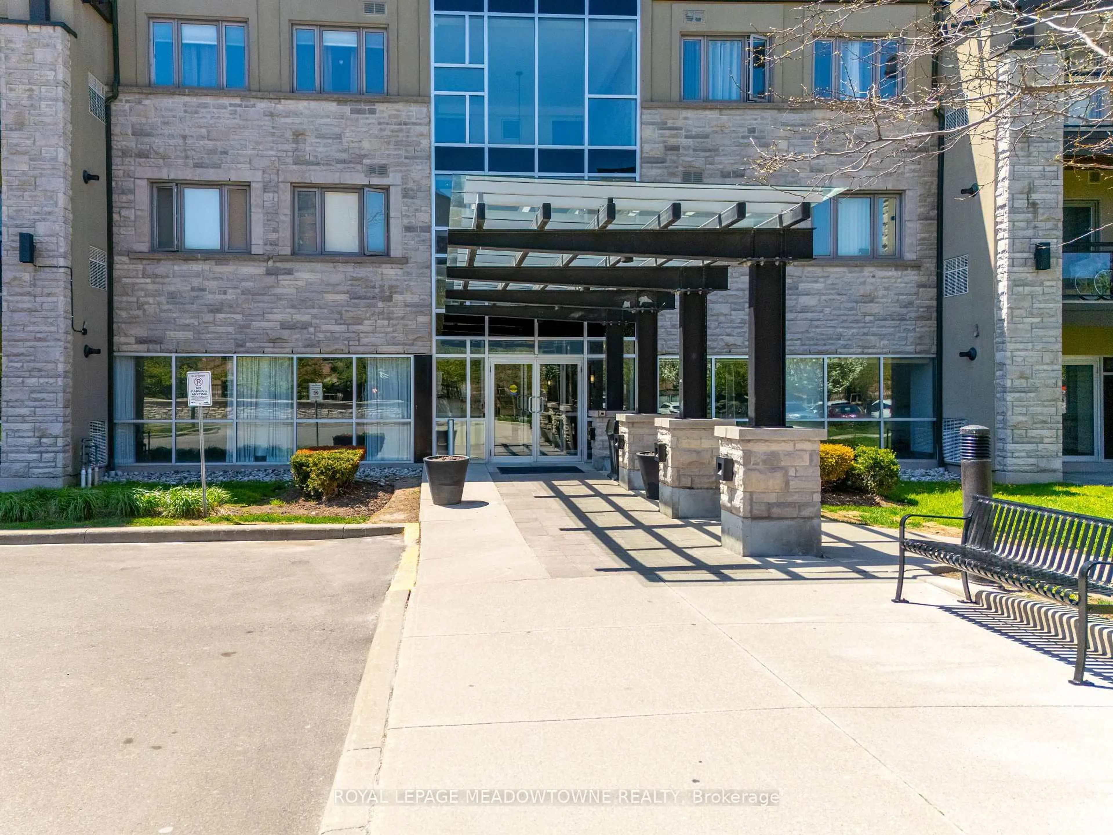 Indoor foyer for 570 Lolita Gdns #125, Mississauga Ontario L5A 0A1