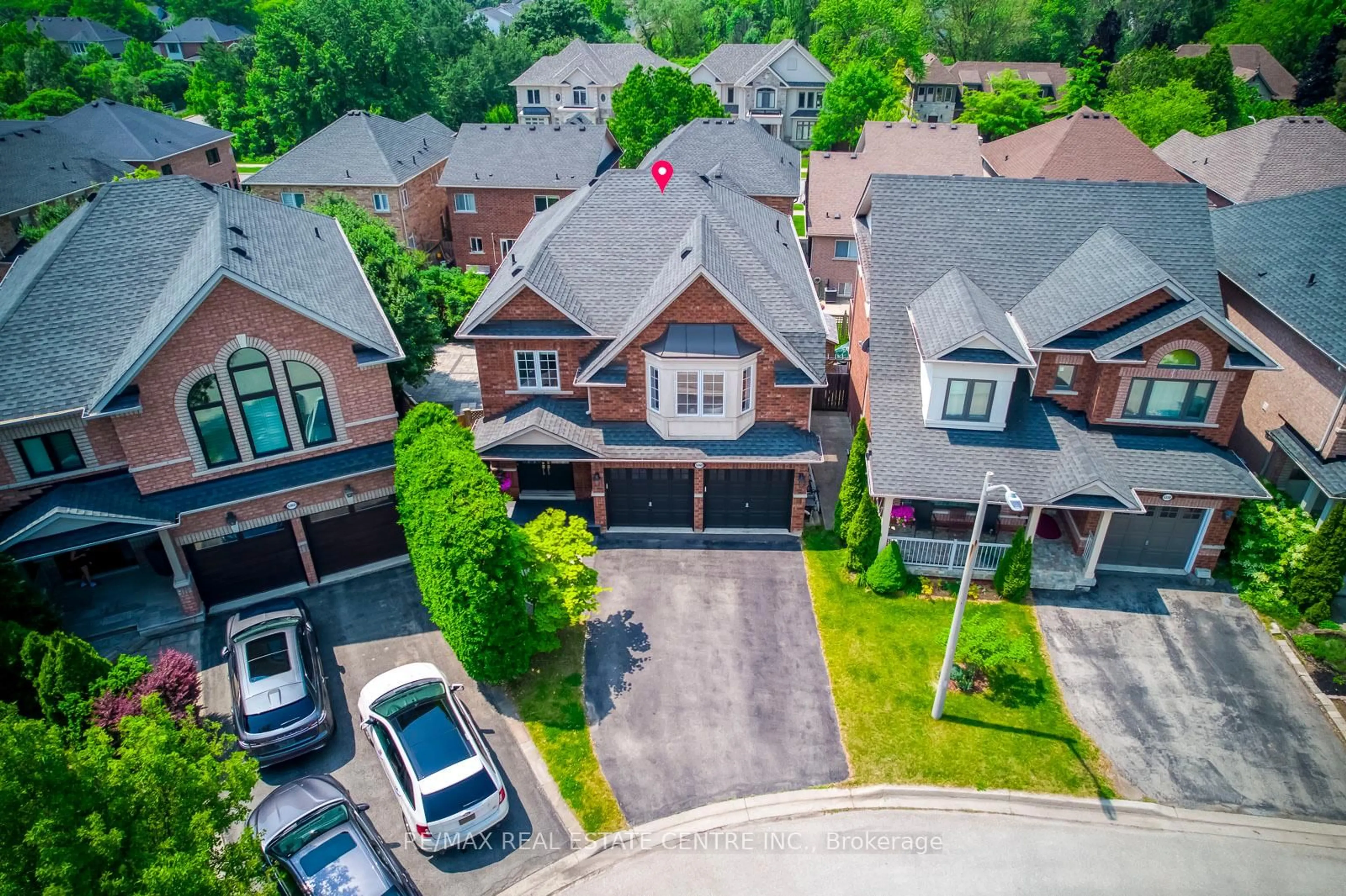 A pic from outside/outdoor area/front of a property/back of a property/a pic from drone, street for 5360 Cachet Cres, Burlington Ontario L7L 7N6