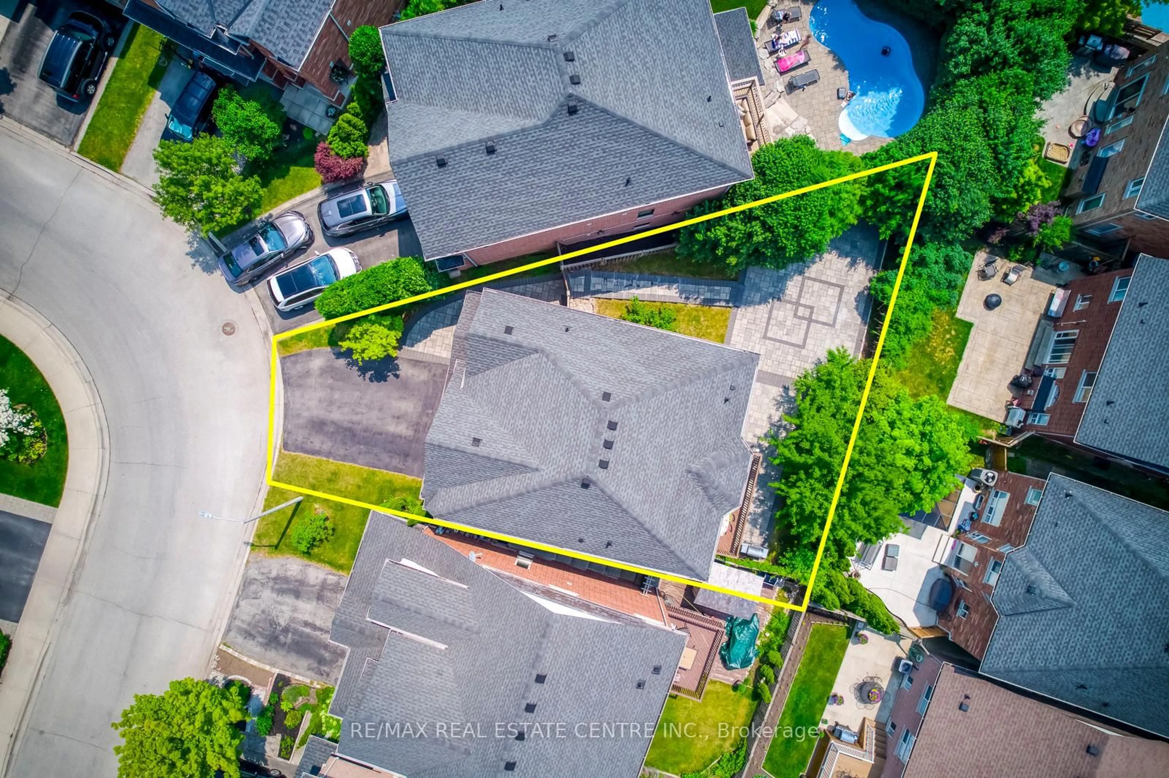 A pic from outside/outdoor area/front of a property/back of a property/a pic from drone, street for 5360 Cachet Cres, Burlington Ontario L7L 7N6