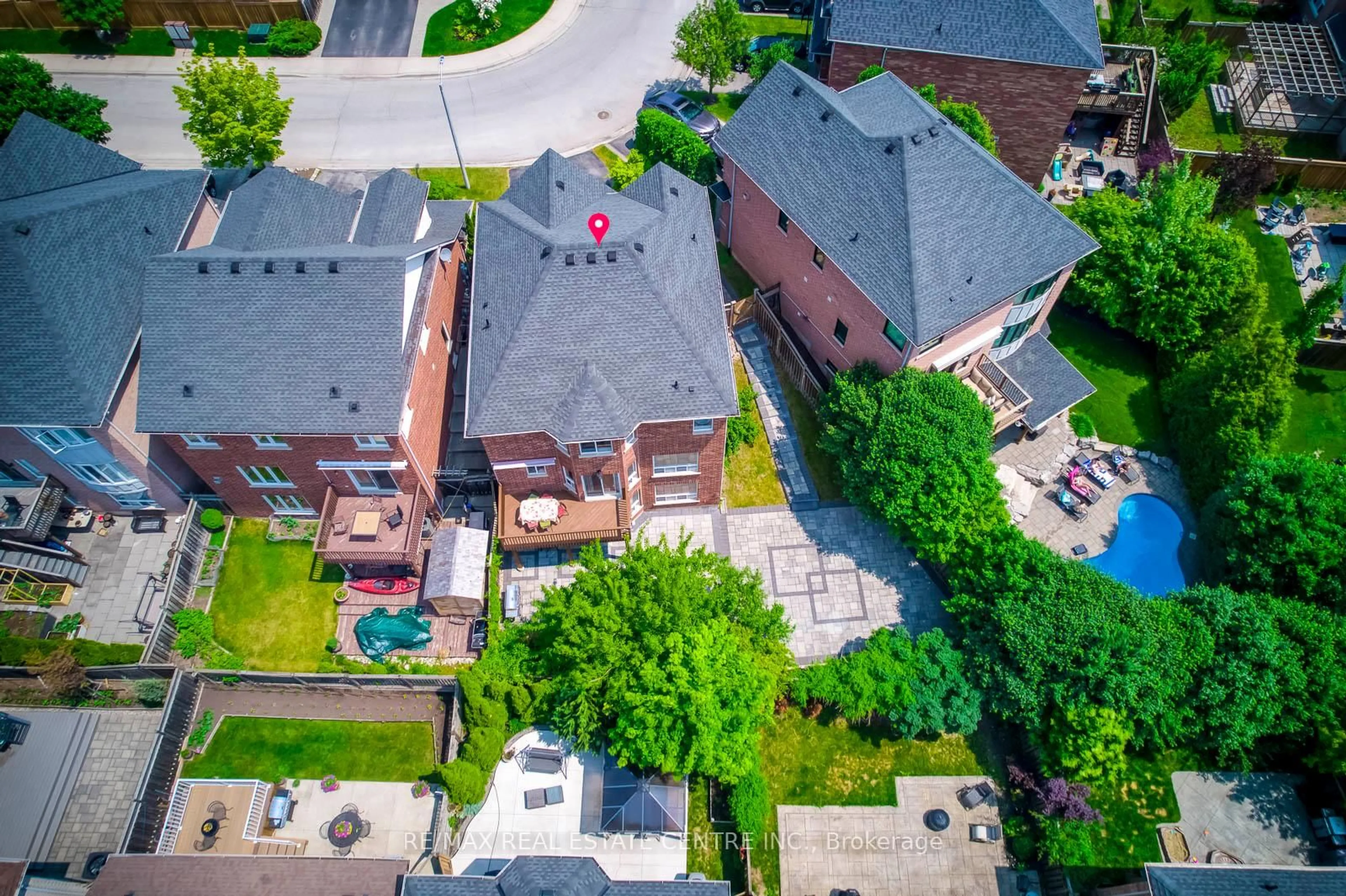 A pic from outside/outdoor area/front of a property/back of a property/a pic from drone, street for 5360 Cachet Cres, Burlington Ontario L7L 7N6