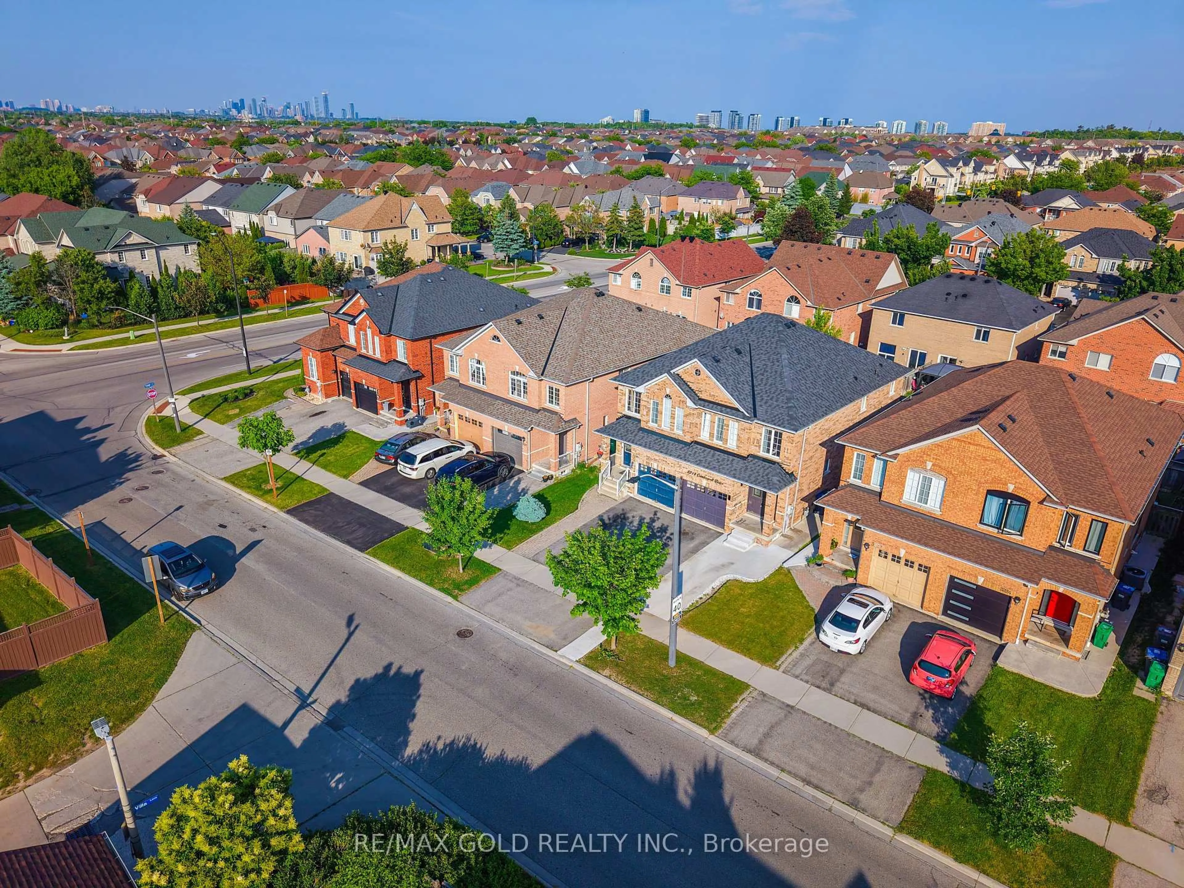 A pic from outside/outdoor area/front of a property/back of a property/a pic from drone, street for 3218 Camberwell Dr, Mississauga Ontario L5M 6S8