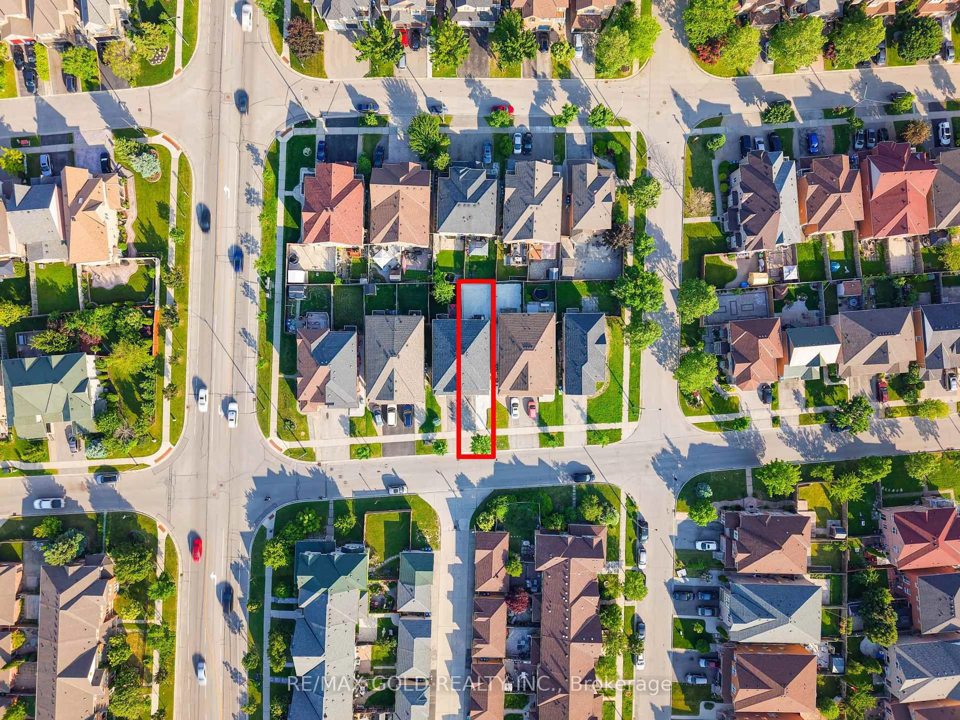 A pic from outside/outdoor area/front of a property/back of a property/a pic from drone, street for 3218 Camberwell Dr, Mississauga Ontario L5M 6S8