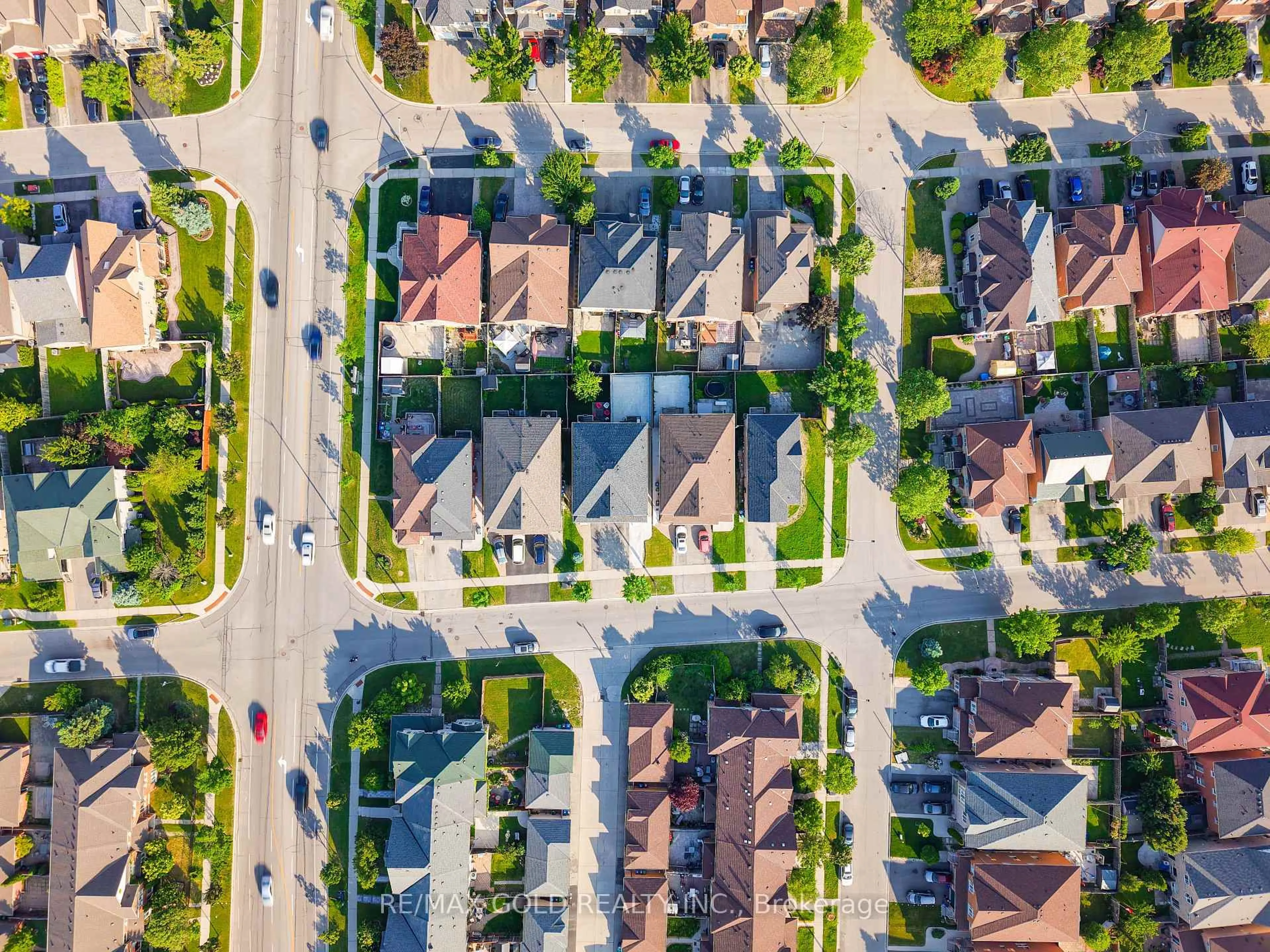 A pic from outside/outdoor area/front of a property/back of a property/a pic from drone, street for 3218 Camberwell Dr, Mississauga Ontario L5M 6S8