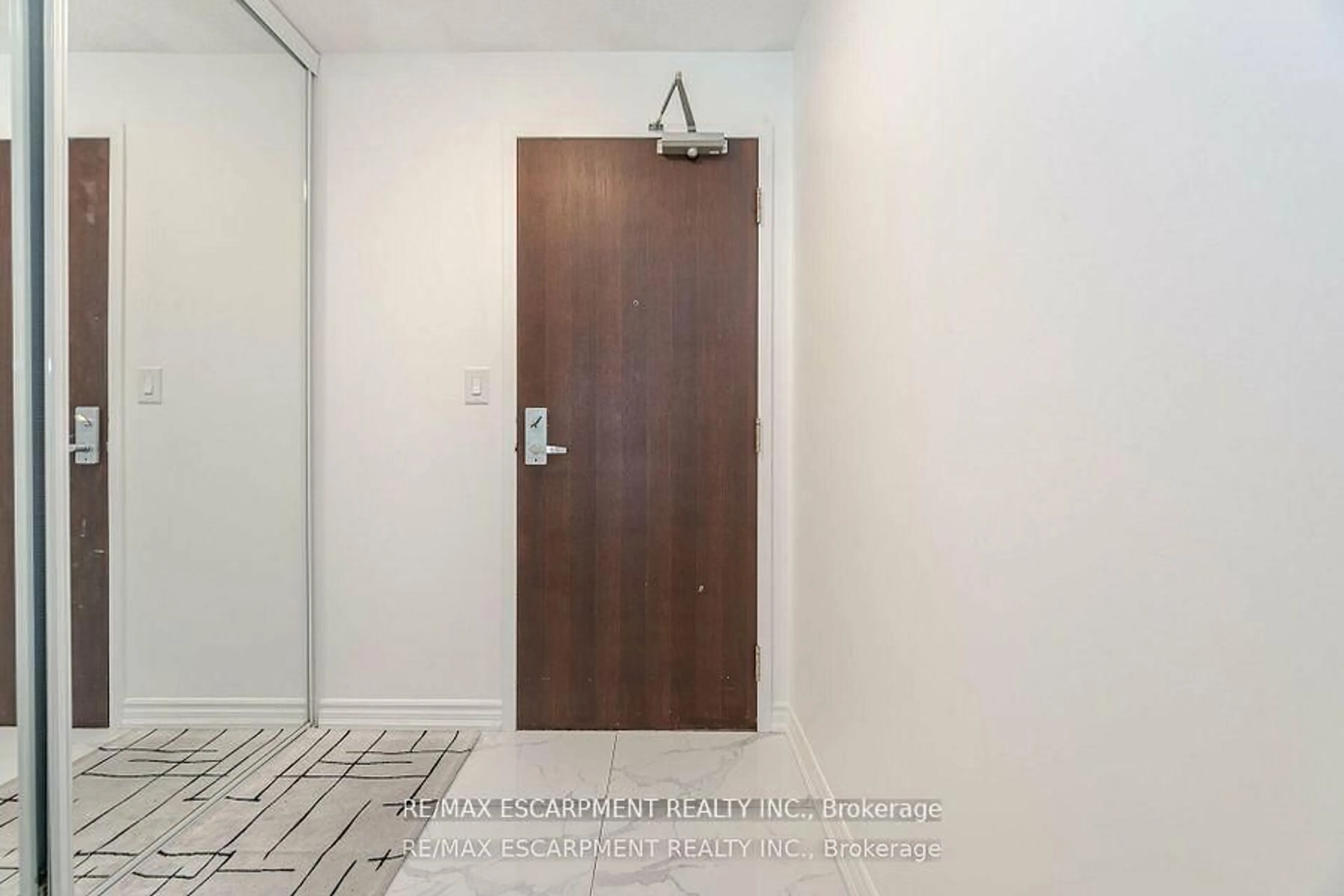 Indoor foyer for 335 Rathburn Rd #1617, Mississauga Ontario L5B 0C8
