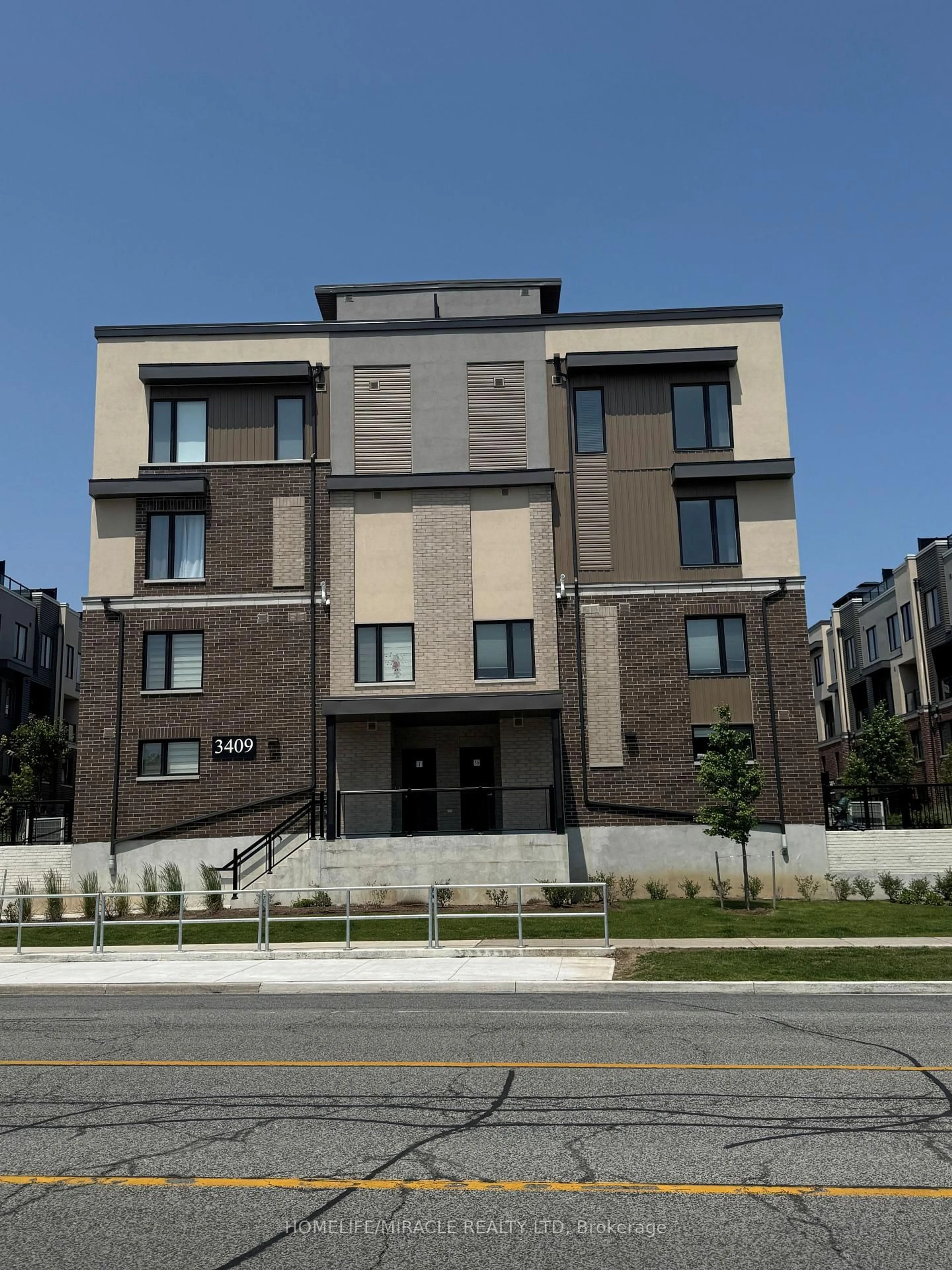 Home with brick exterior material, building for 3409 Ridgeway Dr, Mississauga Ontario L5L 0B9