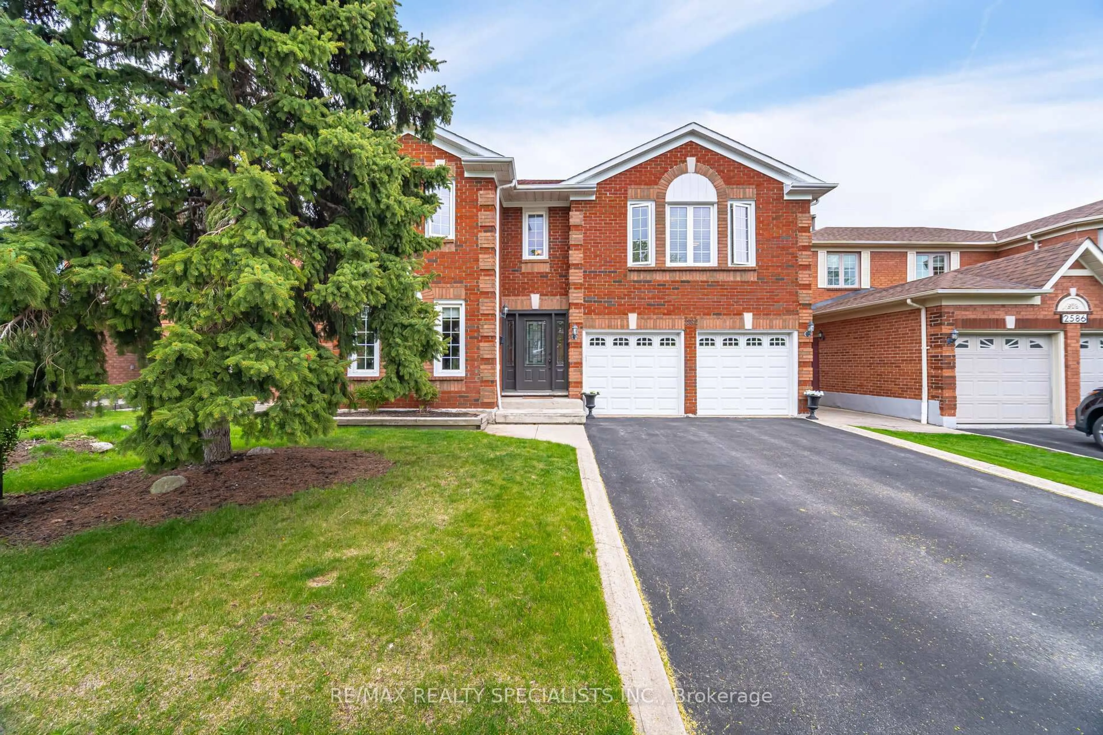 Home with brick exterior material, street for 2582 Ambercroft Tr, Mississauga Ontario L5M 4K4