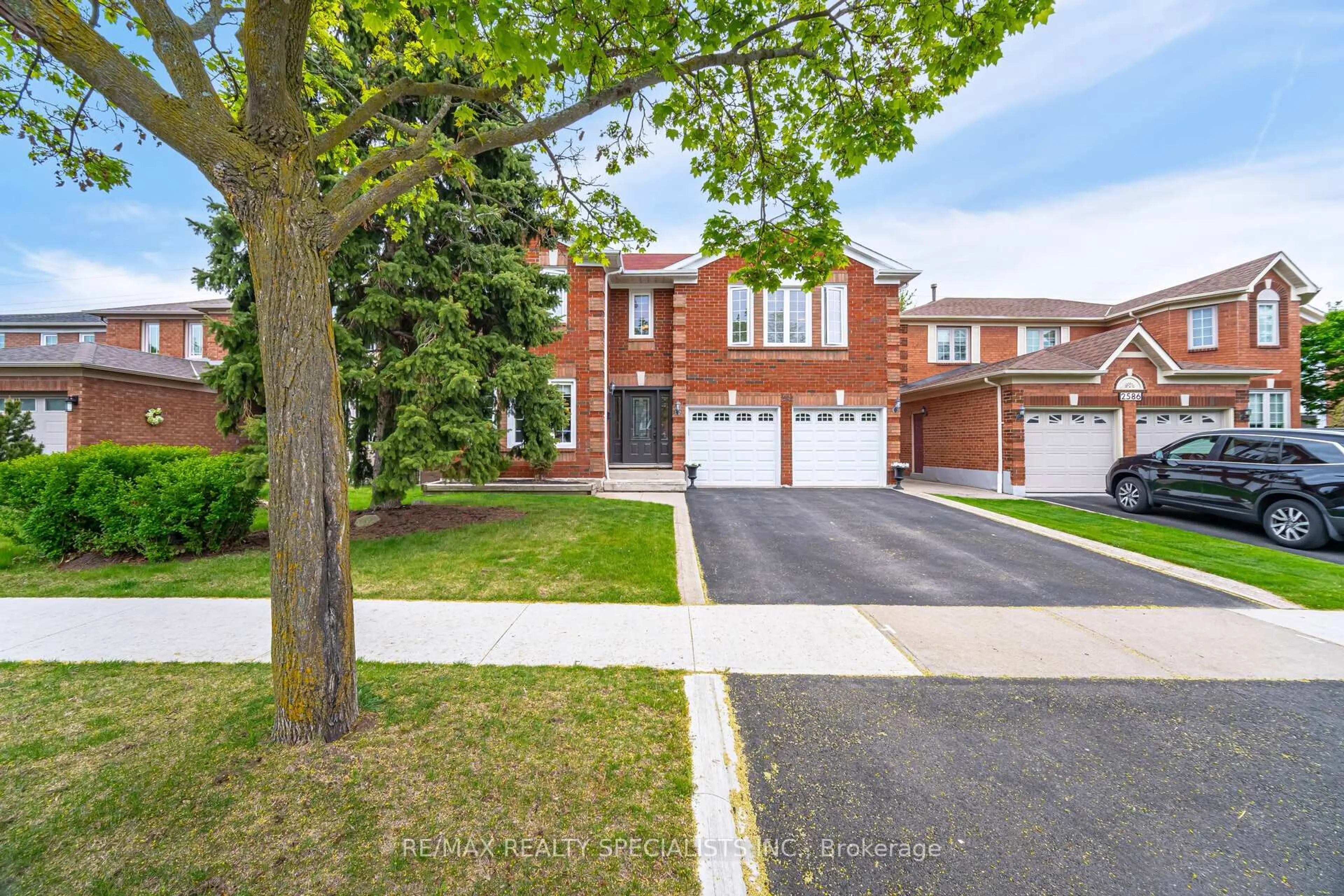 Home with brick exterior material, street for 2582 Ambercroft Tr, Mississauga Ontario L5M 4K4