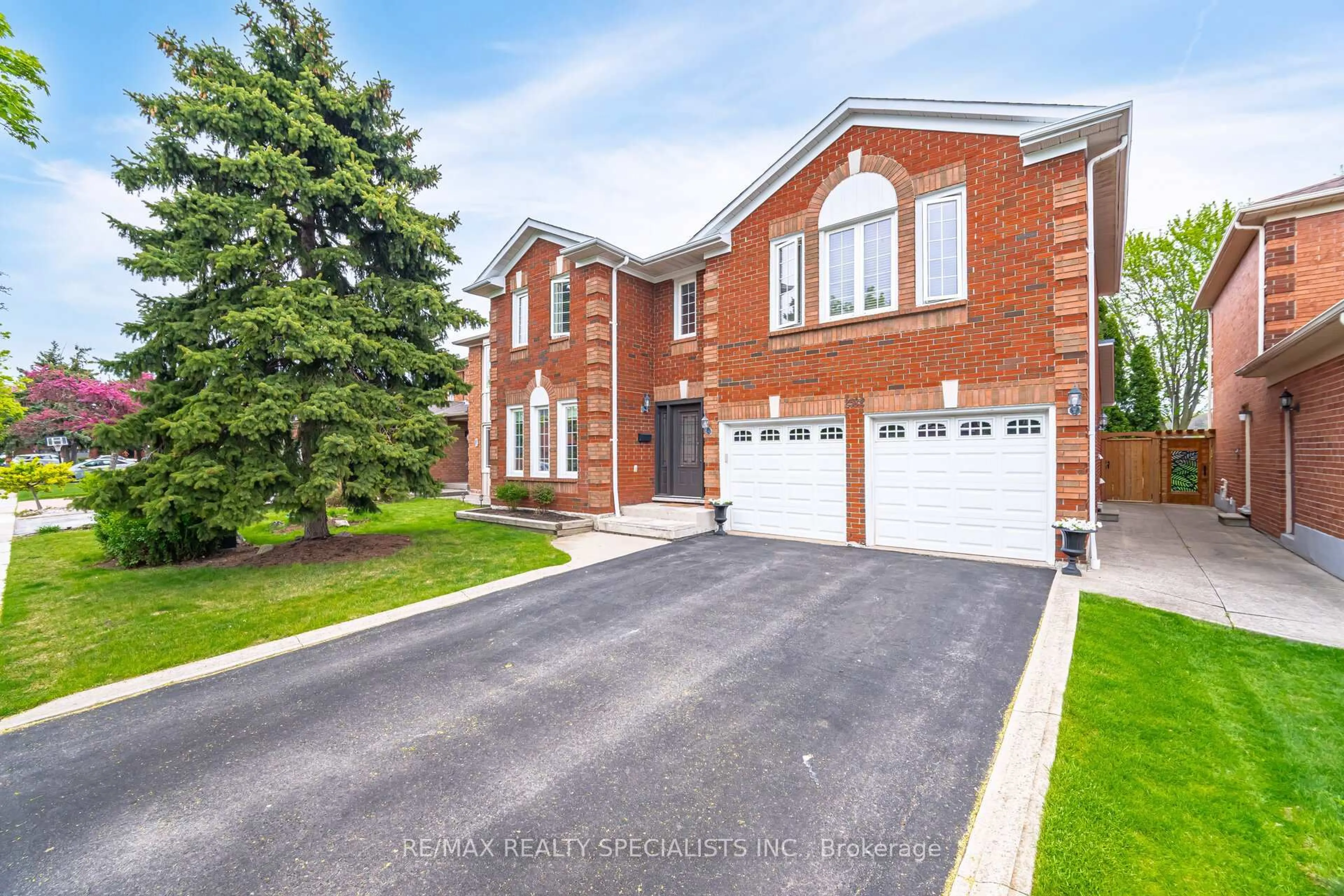 Home with brick exterior material, street for 2582 Ambercroft Tr, Mississauga Ontario L5M 4K4