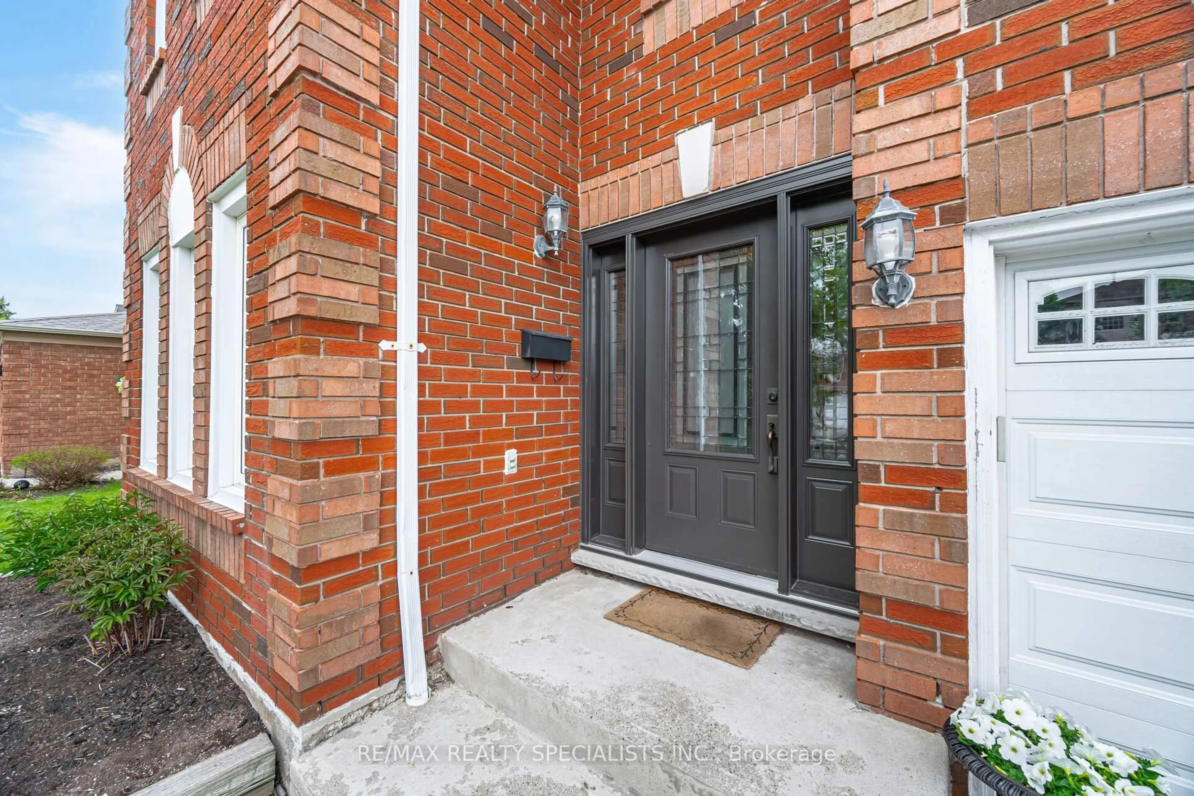 Unknown for 2582 Ambercroft Tr, Mississauga Ontario L5M 4K4